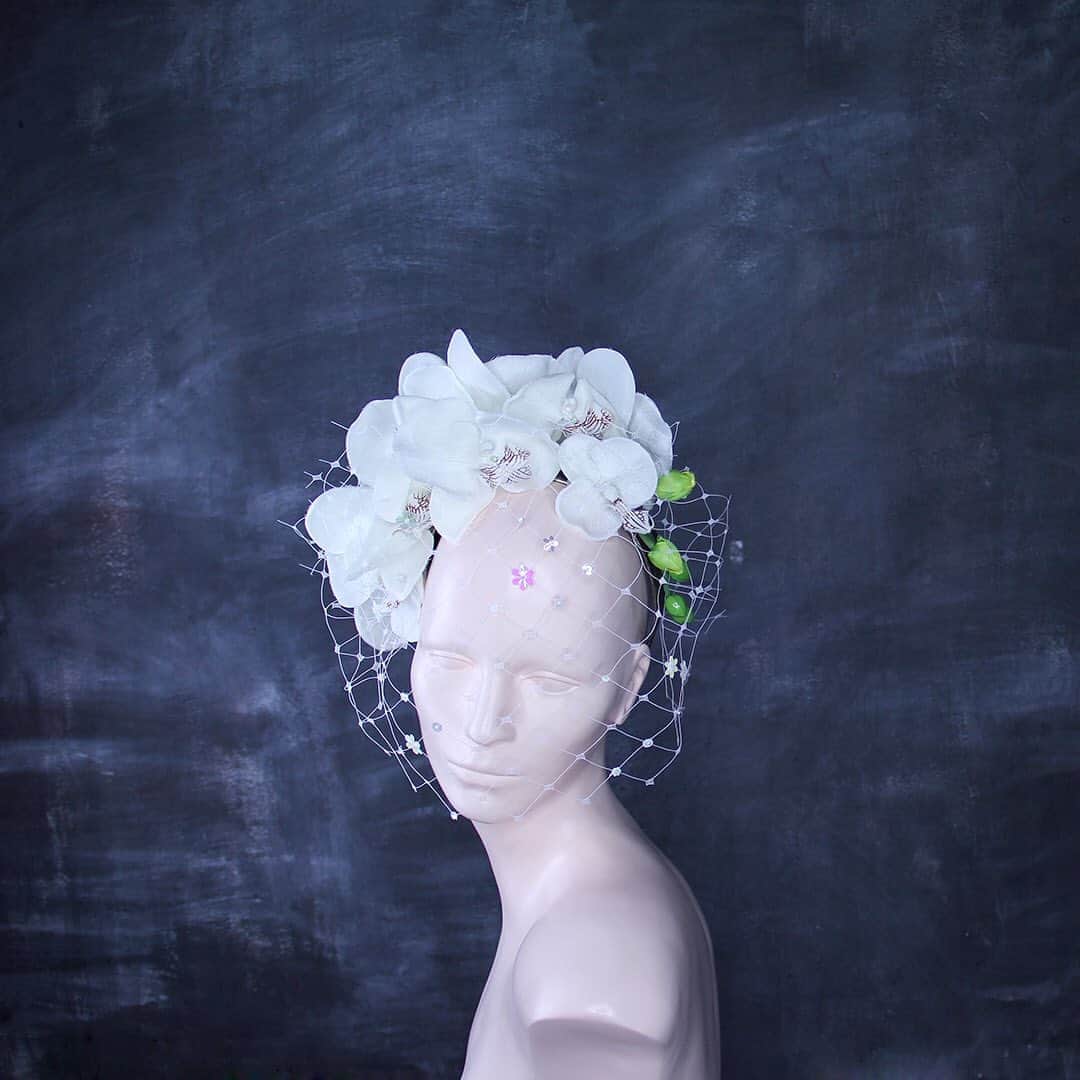 のインスタグラム：「Exclusives are now live on www.piersatkinson.com #sheerglamour available‼️ link in bio ⬆️  Featuring; 🤍MEGA ORCHID ON METALLIC LEATHER HEADBAND WITH SEQUIN AND SWAROVSKI CRYSTAL VEIL🤍  Metallic leather hand-covered headband in bronze with Phalaenopsis Orchid sprig. Swarovski Crystal details feature in the centre of each flower and across the veil. Vintage floral sequins and glass beads make this the perfect spring/summer piece.  Fitting: Bronze Metallic Leather Headband. One size.  #🤍 #piersatkinson #millinery #hat #hats #headpiece #headdress #headband #milliner #maker #whowantstobeamilliner?!⁠」