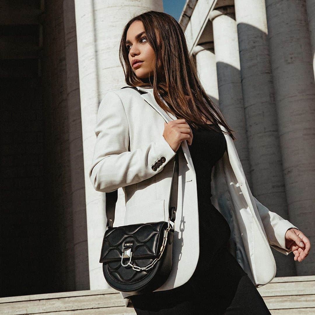 フルラさんのインスタグラム写真 - (フルラInstagram)「Discover an everyday way to change perspectives with the new Furla Miss Mini bag.  #thefurlasociety #furlafeeling #newcollection #furla #accessories #fashion #furlaopeningparty」9月23日 19時18分 - furla