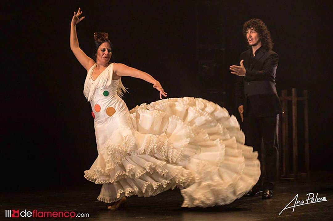 DeFlamenco.comのインスタグラム：「Mercedes de Córdoba presenta «Ser. Ni conmigo ni sin mí» en La Bienal de Sevilla  En la portada de nuestra web deflamenco.com   @mercedesdecordoba @labienaldeflamenco  📷 @anapalma_fotografia   #flamenco #deflamenco #labienal #baileflamenco」