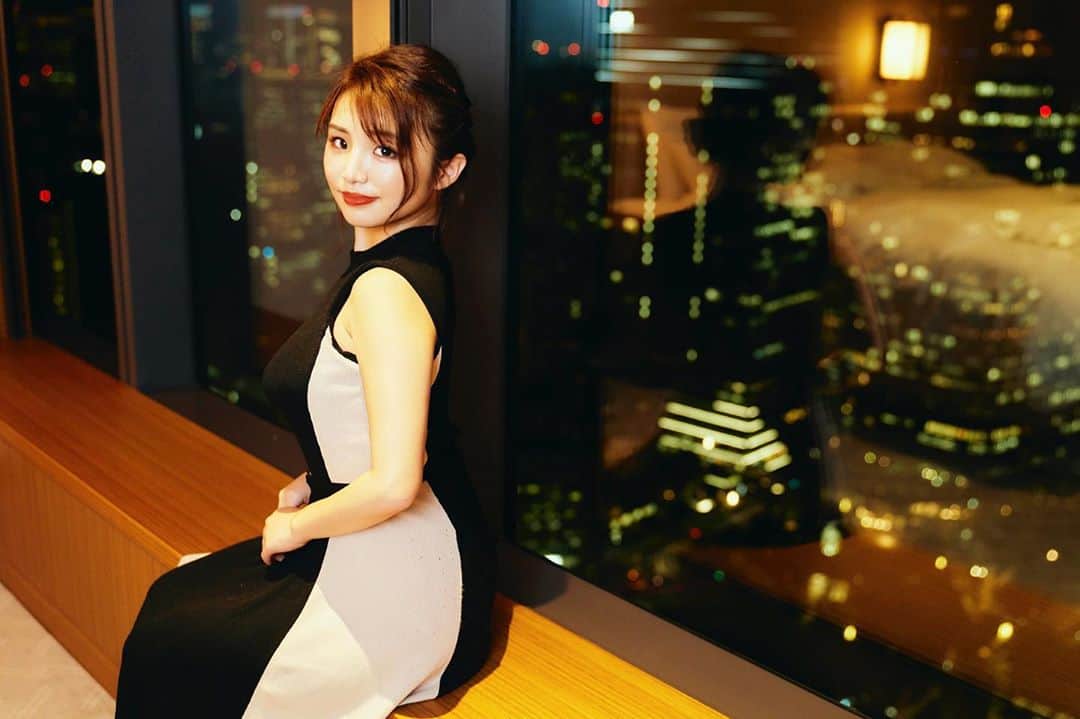 のインスタグラム：「Portrait shots at Tokyo 🗼 Photo credit goes to professional camera man , takuyaiioka 📸  素敵なお写真ありがとうございました♡ 撮影データというやつですね。  最近はアプリを利用しての自撮りが多くなり、自分の顔じゃない気がしていたので思い切って前回の撮影で撮っていただいたものを投稿しようと思いました😂  前回と言っても、きちんとした撮影というのが、その時が初めてで、、 初めての現場に戸惑いまくっていましたが、メイクさんとビデオさん？技術はもちろん、優しすぎて感動したし、ポートレートが苦手な私でも今回のカメラマンさんが撮影してくださるもの全て綺麗に写っていて心躍りました😌♡  そろそろ公開で、とある広告で見かけた方は是非教えてください☺♥️  ずっとポートレート非対応を主張していたけれど、とても綺麗に撮っていただけたのでやってみるかぁ、、？🤔  普段のモデルさん達凄いなぁ〜 尊敬。  やっとすこし痩せる気になったので頂いているものも、ちゃんと承諾していこうか悩み中👀 #機会損失している自覚が無いわけない☺☺☺#繋がりたい系ハッシュタグは自重 #tokyonightview#tokyoluxuryhotel#portraitphotography #portrait_shots」