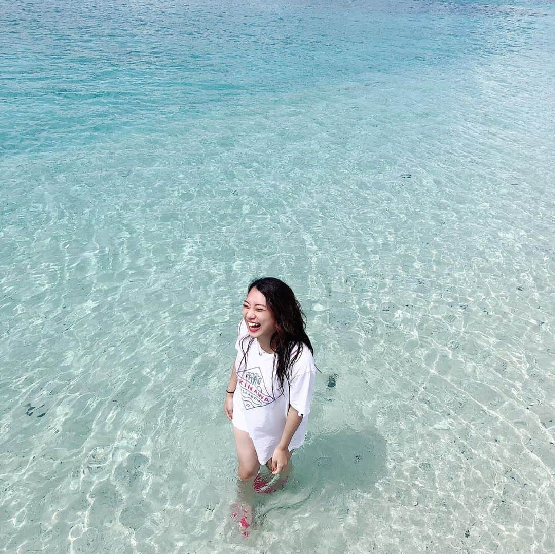 ARAKAWAMEIのインスタグラム：「. . 今回の沖縄旅行で1番感動して テンション上がったところ🏝🐚 . こんな透明な海ほんまに初めてで リアル天国かと思った🥺💙 . ※無人島行くで言われた時に 獲ったどー！みたいなところかと思って ほんまに乗り気じゃなかったけど 行ってよかった場所ナンバー1🏝🐠 . #okinawa #trip #okinawatrip  #okinawajapan #okinawalife  #summer #summervacation  #beach #beachlife #beachlover  #沖縄 #沖縄旅行 #離島 #無人島 #海 #夏 #夏休み #安慶名敷島  #水着 #ビキニ #真夏の間はギャルが無敵  #かえの圧倒的スタイルをみんなにお届け #本人掲載許可済 #島人 #海人 #間違いなくanarchy笑」