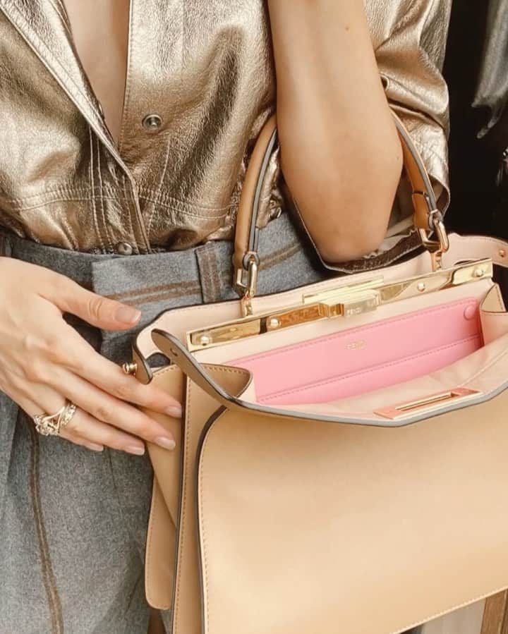 Nataly Osmannのインスタグラム：「Unpacking time with @fendi #fendipeekaboo」