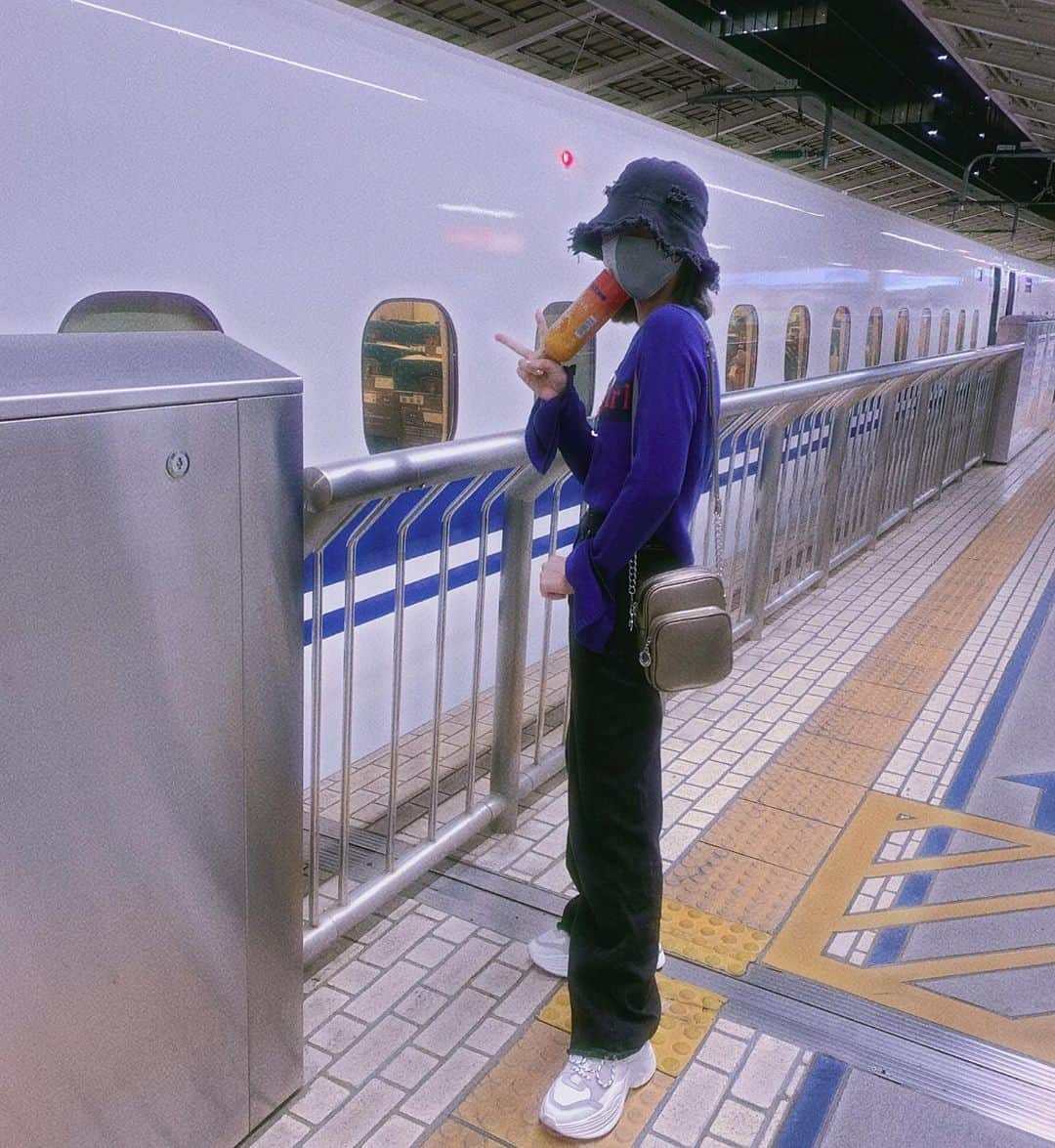 honoka のインスタグラム：「地元の友達が用事でこっちきてて 数時間だけ会えて見送りしてきた。  4連休最終日の新幹線のホームは すれ違う人 一人一人のドラマで溢れてました😌🤝🎈  どんな4連休過ごさはったんかなぁとか 色々想像してた。←笑  えもぉおおおお。笑 (使い方合ってる？)  みんなはどんな4連休でしたか？」
