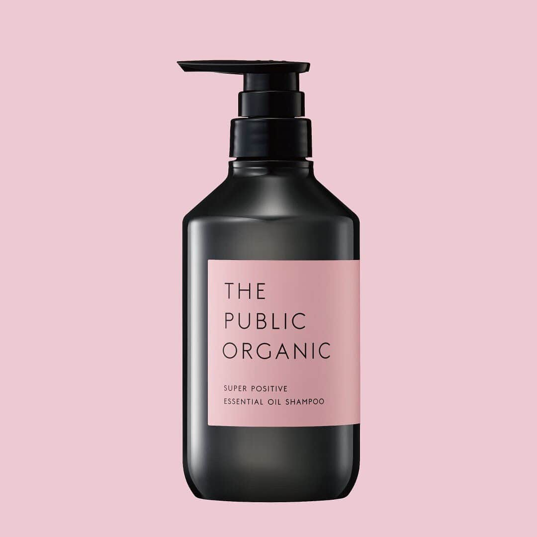 THE PUBLIC ORGANICさんのインスタグラム写真 - (THE PUBLIC ORGANICInstagram)「《 RENEWAL 》THE PUBLIC ORGANIC SUPER POSITIVE﻿ ﻿ 現代人に精油の力。フィトヘアストレスメンテナンス*1﻿ オーガニック＆ノンシリコンで、カラーやパーマなどで傷んだダメージヘアも、芯から健やかでなめらかな美しい髪へ。﻿ ﻿ ＜100％精油調合＞ 精油の力で、心を満たしてポジティブに﻿ ソマリア産 フランキンセンス精油*2 × マダガスカル産 イランイラン精油*3（シャンプー）・グアテマラ産 レモングラス精油*4（トリートメント）﻿の華やかなフローラルウッディ調の香り。﻿ ﻿ ＜DAMAGE REPAIR＞ 栄養保持力の低下した髪を、ダメージケア＆毛先までなめらかな美しい髪へ﻿ 豊潤なアミノ酸系植物泡*5 がダメージストレス髪をなめらかに洗い上げ洗浄。﻿ 機能性植物成分*6 が密着しながら浸透補修。﻿ ﻿ ＜FOR YOU＞﻿ ✓精油の香りで前向きな気分になりたい﻿ ✓カラーやパーマなどによるダメージが気になる﻿ ﻿ ＜POINT＞﻿ ・98％以上天然由来原料使用﻿ ・バイオマス容器使用﻿ ・動物実験をしない﻿  ﻿ *1 髪のダメージストレス *2 ニュウコウジュ油（着香成分） *3 イランイラン花油（着香成分） *4 レモングラス油（着香成分）*5シャンプーのみ *6 アストロカリウムムルムル種子脂（エモリエント成分）・プルケネチアボルビリス種子油（エモリエント成分） ・テリハボク種子油（コンディショニング成分）﻿ ﻿ #thepublicorganic #パブリックオーガニック﻿ #ザパブリックオーガニック #精油の力 #ストレス髪に精油の力 #精油シャンプー」9月23日 19時30分 - thepublicorganicofficial