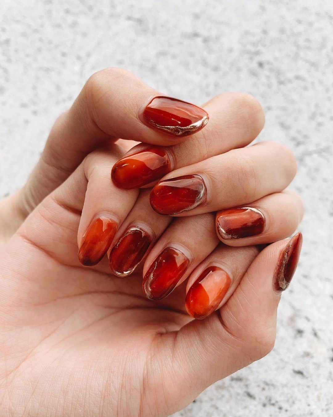 瀬口かなのインスタグラム：「秋ネイル🍁🍇🎃🍠🌰﻿ ﻿ このテラコッタカラーがかわいいぃぃぃ😻﻿ ﻿  @accueilnail.un_autre さんにて💅 いつもありがとうございます😭✨ ﻿  ﻿ ﻿#秋ネイル #ニュアンスネイル #テラコッタネイル #大人ネイル #ジェルネイル #表参道ネイルサロン」