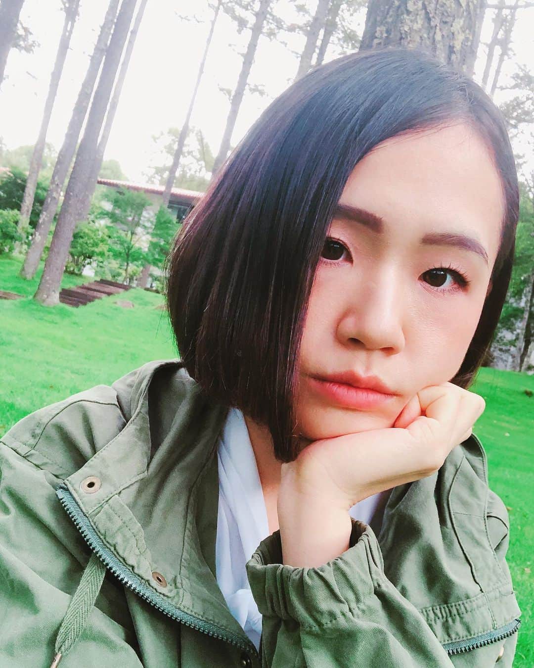 のインスタグラム：「数年ぶりのボブヘアー。ストレートパーマ当てたら髪の毛ツルツルなった。 ずっとお世話になってる美容師のてっちゃん @tetsuma102030 いわく、ボブはヘアスタイルの中でも不朽の名作だそうです(笑)確かに色んな髪型やったけど、一周回ってボブっていいよね。  #シンガーソングライター #インディペンデントアーティスト #ボブヘアー  #singersongwriter #independentartis #hairstyle」