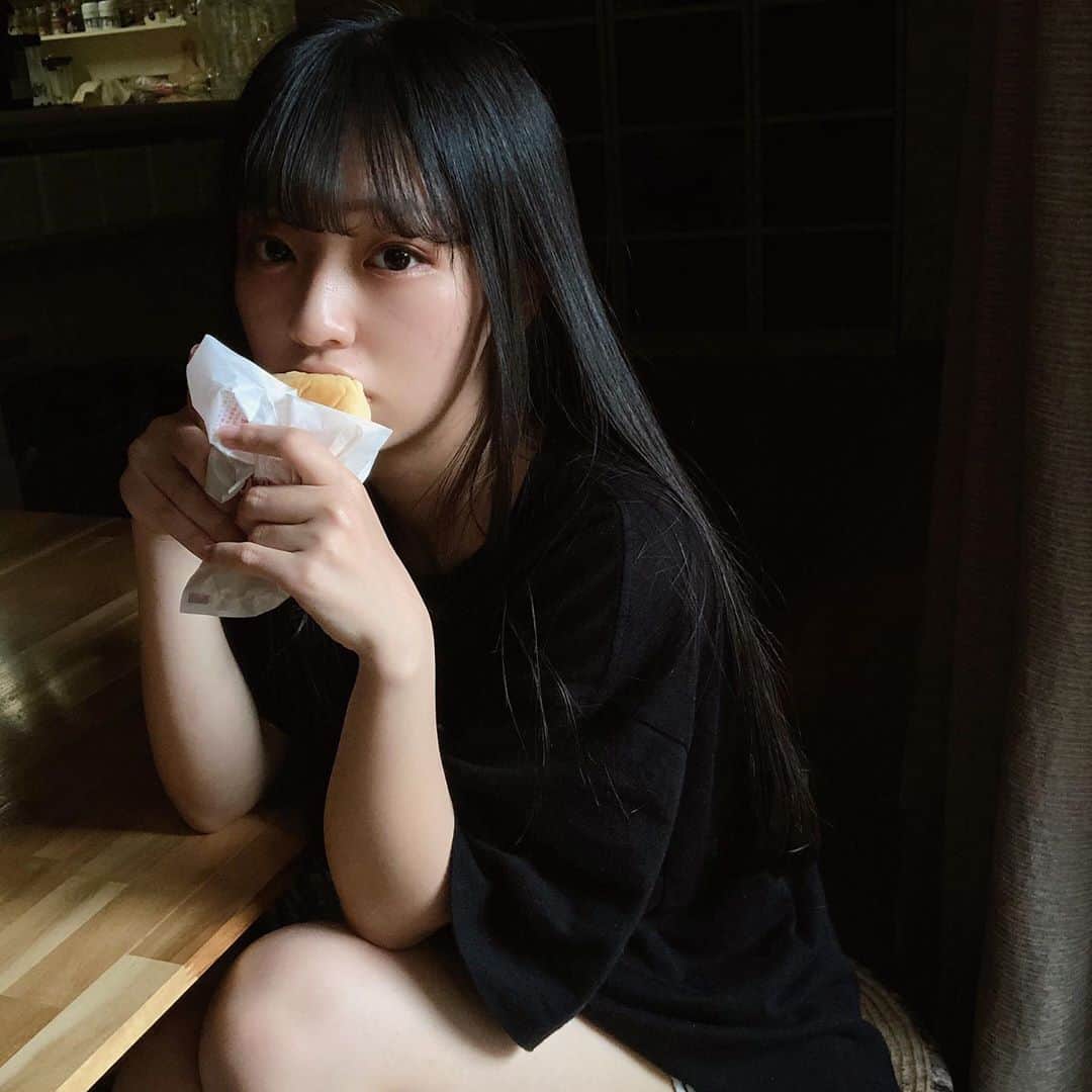 尾野寺みさのインスタグラム：「﻿ ﻿ ﻿ 八天堂の小倉クリームパン﻿ ﻿ ﻿ #八天堂 #部屋着 #朝ごはん」