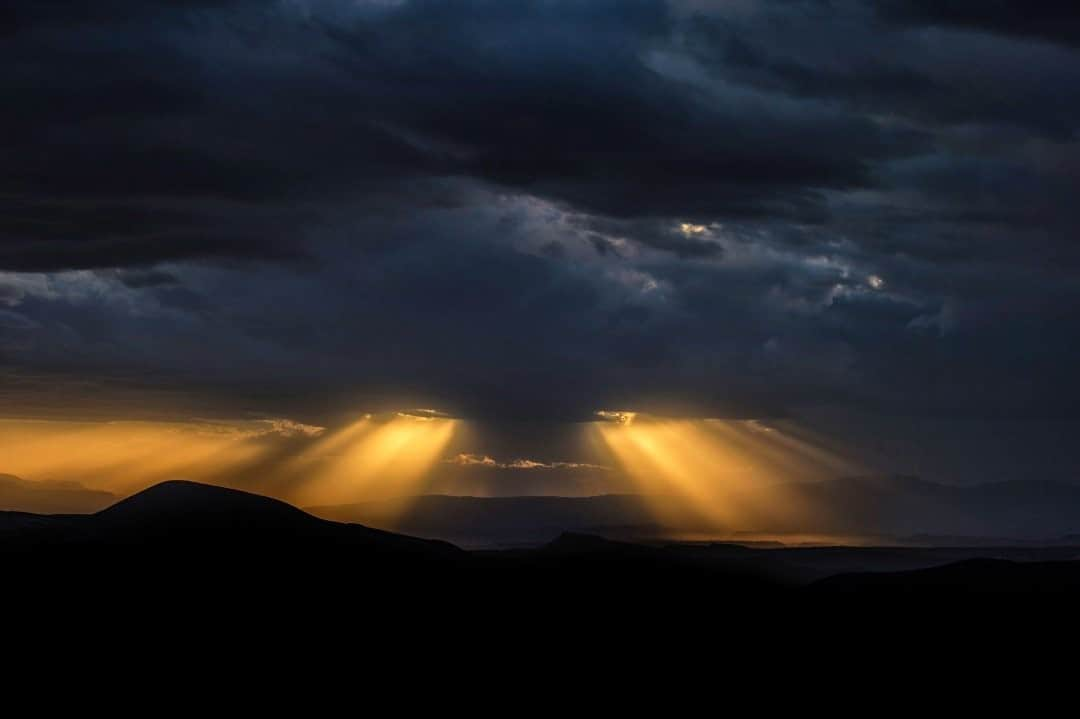 ナショナルジオグラフィックさんのインスタグラム写真 - (ナショナルジオグラフィックInstagram)「Photo by Keith Ladzinski @ladzinski / Beams of light cut through stormy skies, creating a complementary color scene over Hurricane, Utah.」9月23日 19時38分 - natgeo