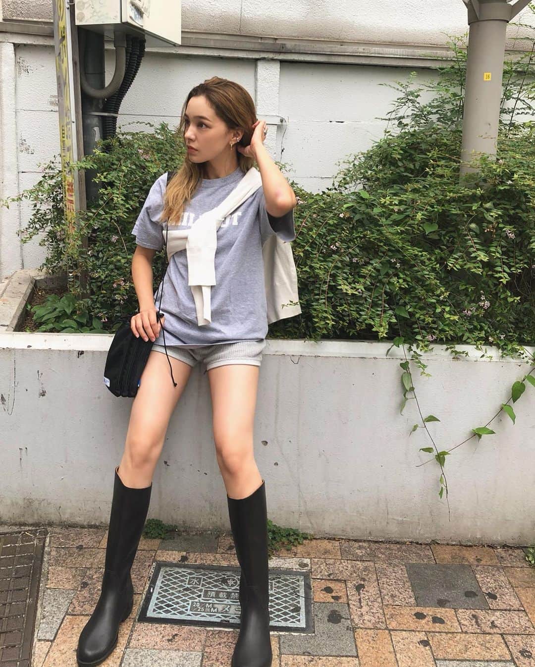 ステファニーのインスタグラム：「🐭🤍 グレーな日。 レインブーツとバッグは最近のヘビロテ♡」