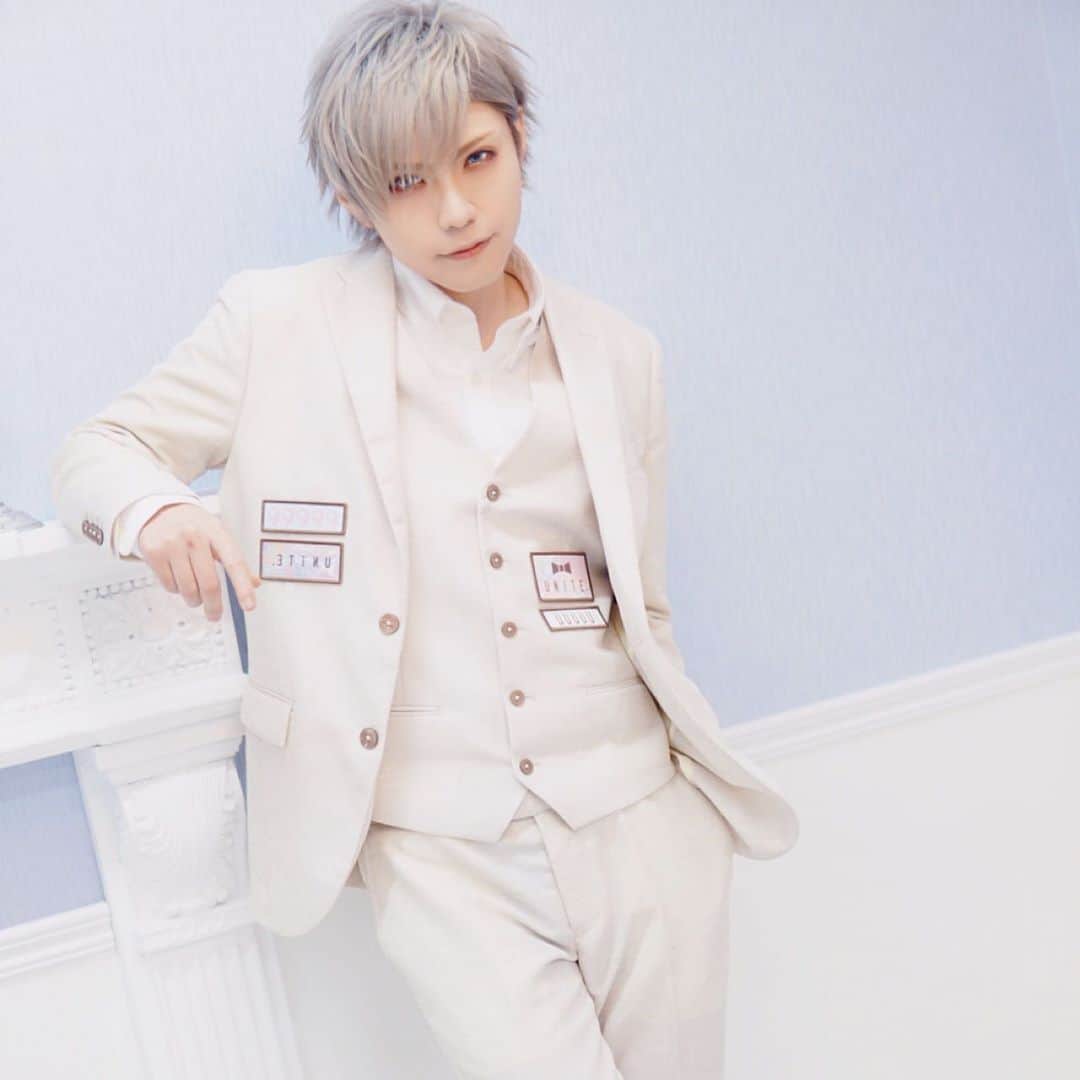 のインスタグラム：「「ユナヒロ犬」返礼品のREC終了🎙  という事でアー写撮影時オフショットをどうぞ📷  This is a behind the scene shot taken half a year ago. Do you like this photo?  #ユナイト #結 #ユナヒロ犬 #アーティスト写真」