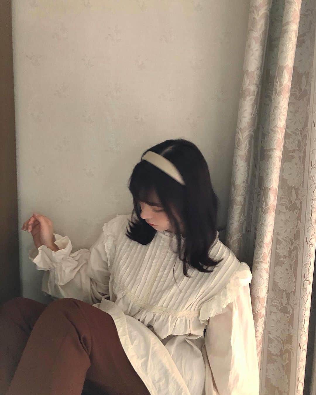 新田湖子さんのインスタグラム写真 - (新田湖子Instagram)「. いち枚で着れちゃう大きめのブラウスかわいすぎる𓂃 🕯」9月23日 19時40分 - coconitta0809