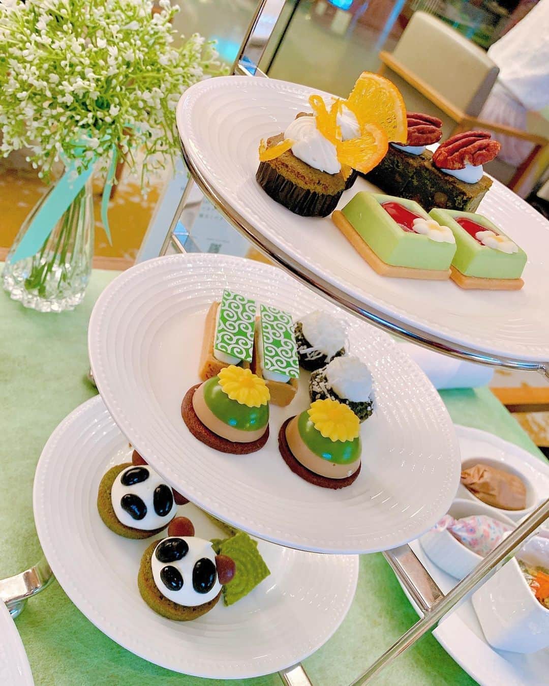 上坂由莉のインスタグラム：「﻿ \ \ ホテルビュッフェ 🧁☕️ / /﻿ ﻿ 久しぶりのビュッフェは @anaintercontinentaltokyo  の抹茶プライベートビュッフェに行ったよ💚﻿ ﻿ ﻿ ビュッフェと言っても、今のこの時期なので﻿ アフタヌーンティースタンドに初めから置かれていて﻿ その他オーダー式で持ってきてもらうスタイルでした🥰﻿ ﻿ ﻿ どれも美味しかったけど中でも抹茶タルトは﻿ ２回食べたくらい好きだったな💚﻿ セイボリーのクオリティも最高で﻿ 茶蕎麦とサンドイッチお代わりしました🥪笑﻿ ﻿ ﻿ 久しぶりのホテルビュッフェだったので幸せでした🥰﻿ ﻿ ﻿ #抹茶プライベートビュッフェ #anaintercontinentaltokyo ﻿ #抹茶スイーツ #ホテルビュッフェ #アフタヌーンティー」