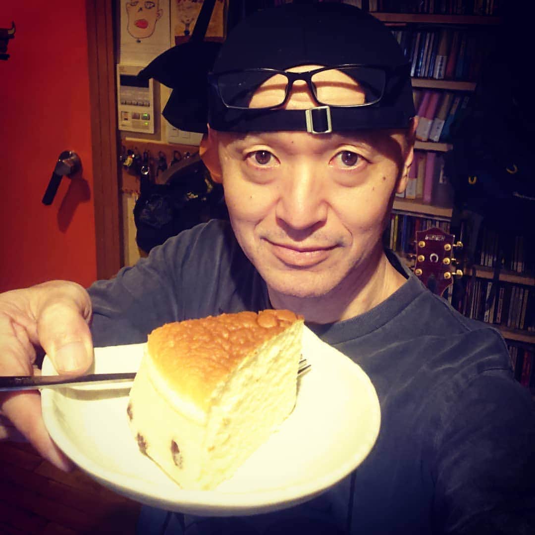 パッパラー河合さんのインスタグラム写真 - (パッパラー河合Instagram)「#チーズケーキホール買い #まだまだ残ってます」9月23日 19時48分 - papala_kawai