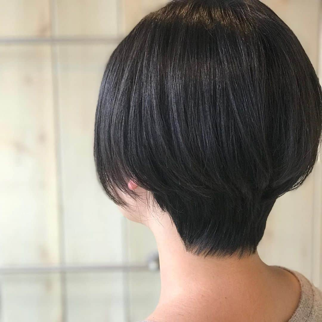 神林匠さんのインスタグラム写真 - (神林匠Instagram)「ボブは最強のヘアスタイルです♪  オシャレなボブ  その人だけにしか似合わないボブを  創ります♪  【美容師として18年目】  10000人以上のお客様を見てきました。  親身なカウンセリングを重ね、その人にだけに似合う、その人だけにしかないヘアスタイルを創ることが得意です。  Question 1  今通っている美容室に満足してますか？ ✅雑誌の切り抜きを持っていっても理想の髪型にならない ✅スタイリストが話を最後まで聞いてくれない ✅毎回、途中でスタイリストが変わるので、何度も同じ説明をしなければならない  Question 2 ✅乾燥やフケに悩むお客様の頭皮を改善し、潤いのあるツヤ髪に ✅すぐに色が落ちてしまうカラーリングを、2倍長持ちさせる ✅しっかりとお客様のお話を聞き、カウンセリングをして、想い描いていた髪型を完成させる  Answer 髪庵ゆかしの1番の魅力は  【しっかりとしたカウンセリング】です！  同じ番号の色を使用していても、髪のダメージ具合や髪質などで、入る色が変わってきてしまいます。 カットやカラーなど、あらゆる施術は お客様の頭の形や頭皮、髪質をしっかりチェックさせて頂いてから行います。 しっかりとお客様の悩みを聞き 最初から専属スタイリストとしてカウンセリングをし施術します！  【ご予約方法はこちら】  〈web予約の場合〉  プロフィールのURLから24時間、好きな時にweb予約出来ます。  〈電話予約の場合〉  プロフィール欄の" 問い合わせ" ボタンを押して頂くか ☎︎03-5426-8978までお願いします！  髪庵ゆかし  154-0015 東京都世田谷区桜新町1-11-4 フジヤビル2F  tel 0354268978 完全予約制 営業時間 10時00分〜20時00分 定休日　月曜日 田園都市線桜新町駅徒歩2分 桜新町駅の西口を出て頂き、ファミリーマートの前の横断歩道を渡って下さい。 KALDI coffee farm（カルディコーヒーファーム）を左手に位直進していくと、ガラス張りのパン屋さん(フジヤ本店)がありますので、そちら2階になります。 注意:ペコちゃんのキャラクターの不二家さんとは別ですので、お気をつけ下さいませ。 ビルは淡い黄色の建物です。 ヘアスタイルで運命を変える。  @takumi_kanbayashi  #髪庵ゆかし #桜新町 #サザエさんの町 #サロン  #神林匠 #ヘアスタイル  #美容室 #最強のトリートメント  #髪型　#ミニボブ　#ショートボブ #ヘアスタイルで運命を変える  #最強のヘアスタイル  #なりたい自分 #叶えるために #上品 #アラサー #アラフォー #アラフィフ #大人ヘアスタイル  #ママに優しい  #トリートメント専門 #美髪部 #ショート #ボブ　#桜新町美容室　#三軒茶屋　#駒沢　#用賀」9月23日 19時48分 - takumi_kanbayashi