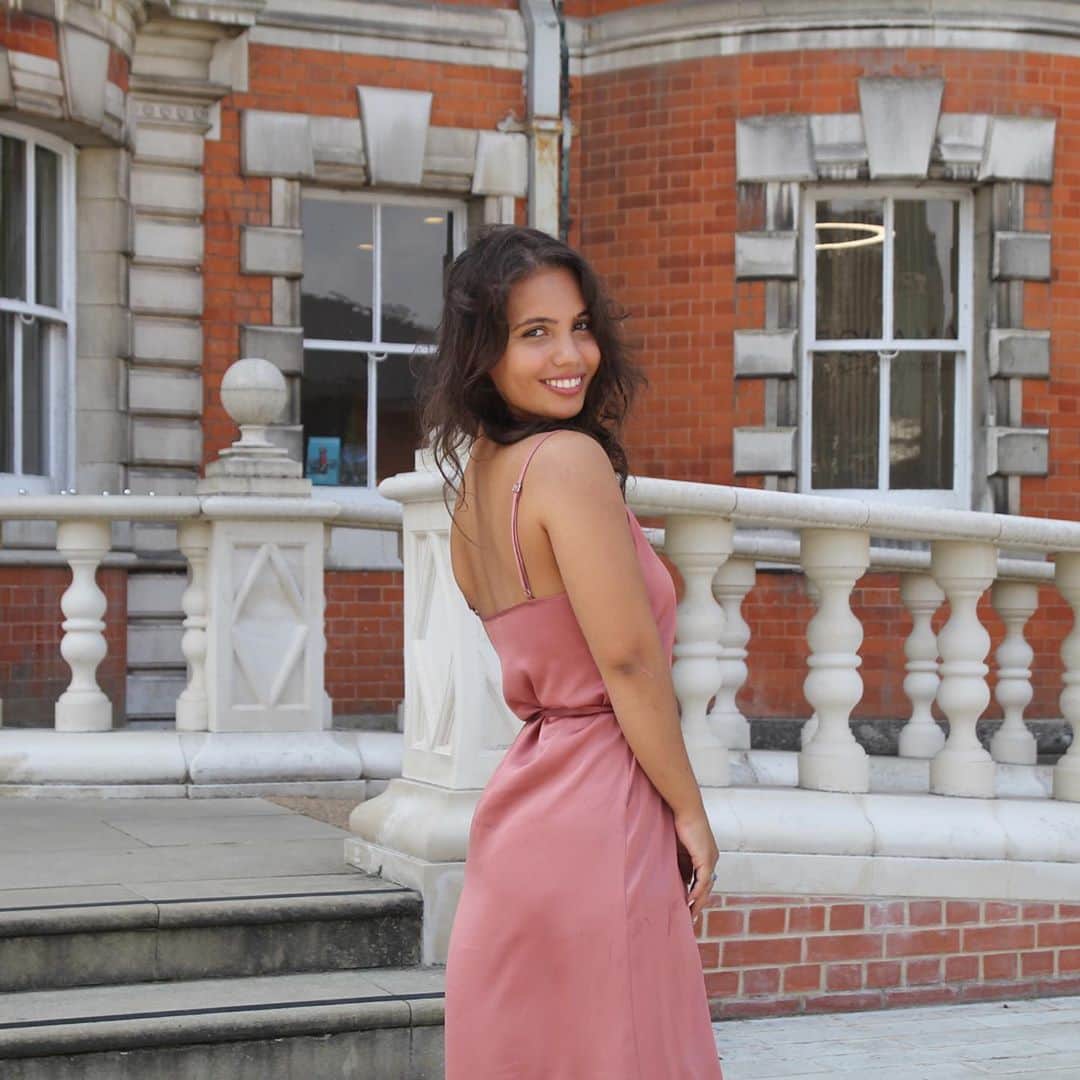 アマニ・ファンシーのインスタグラム：「Eine 1 mit Auszeichnung... a 1st with honours at university 😭❤️🎓 etwas anders zu Eislaufen & TV, eine Leistung, ein langes Kapitel erfolgreich abgeschlossen. Es war mir so unglaublich wichtig, dass ich neben Dancing On Ice & neben der Presidency von Enactus meine Noten trotzdem schaffe. Ich bin ein paar mal gestolpert und hab ab & zu den Glauben an mich selbst verloren. Aber nun bin ich hier, unendlich stolz über meine Ausdauer & Können (ja, ich habe geheult als ich die News bekommen hab 😂). Unendlich dankbar für die Leute die mich Supporten. Für euch. Diese Universitätszeit werde ich nie vergessen. Ich hab hunderte Leute kennengelernt die durch mein Leben gekommen & gegangen sind. Ich sage immer „Quality Over Quantity“ und bin unendlich glücklich über die paar wahren Freunde die ich in dieser Zeit mitgenommen hab. Für die Erfahrungen. Für die Selbständigkeit. Für die Selbsentwicklung. Aber heute bin ich am aller glücklichsten das ich FERTIG bin, dass es jetzt keinen Ort oder Fach gibt das mich begrenzt, dass ich meine wahre Leidenschaft nun finden darf & Projekte anfangen kann. Mission complete ✅ Now MY time begins 🦋 The first page of the next chapter is opening 📖 and I can’t wait to live & share it with you all... 💙 P.s. how cute these pictures are with my dada. Swipe to see us look into the future, creating a vision, together, hand in hand, forever #family ♾  Thank you again @marlys_cornerrr for these gems 💎」
