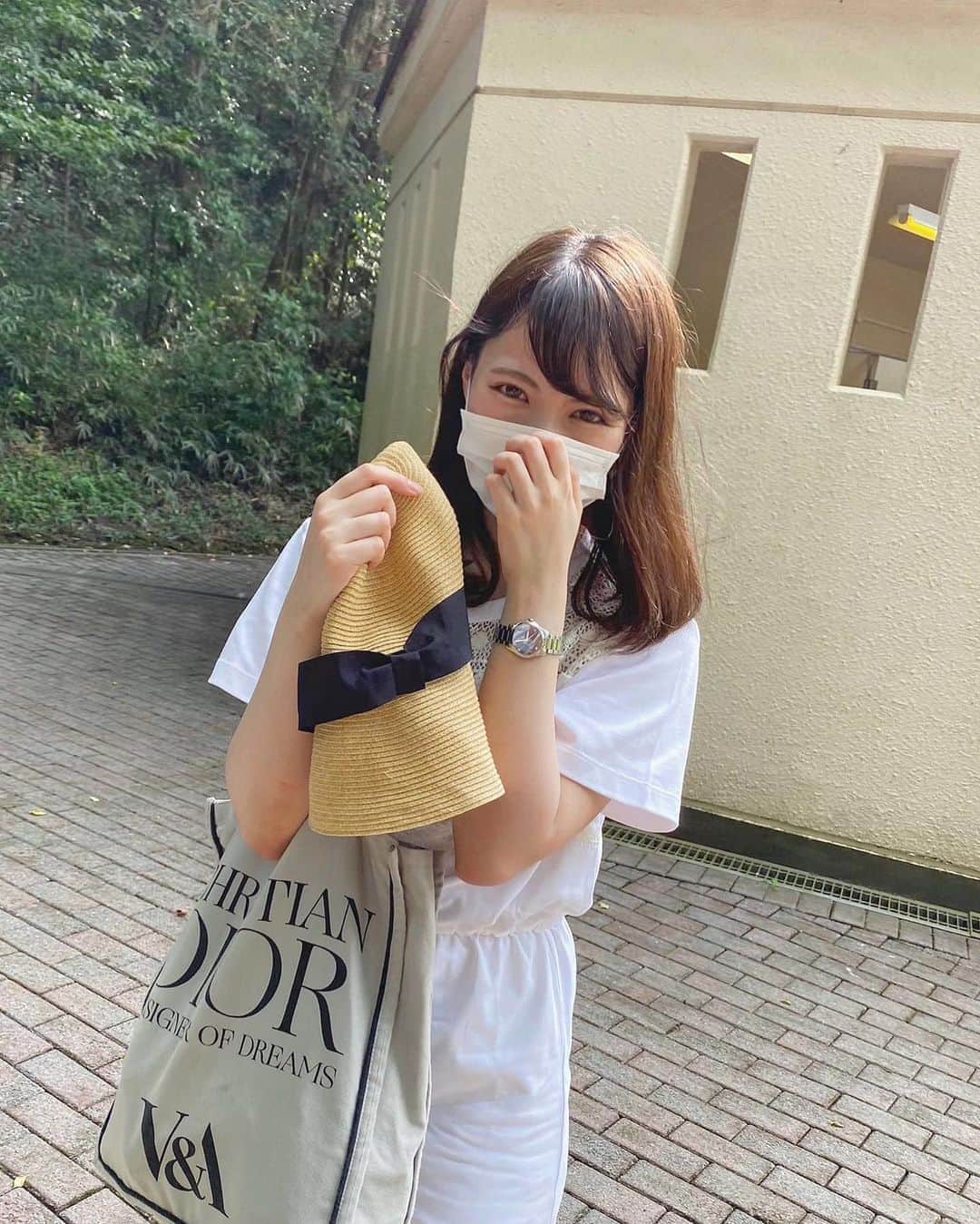 林桃絢美のインスタグラム：「・ こんばんは✨ ・ 夏休みも終わってしまい、 今年の夏休みを思い返していたら 動物園が楽しかったなぁと思い出しました🌼 暑すぎて1時間で出てしまったのも良い思い出です☺🌷 ・ ・ 本日も  #もなポチ していただけたら嬉しいです！ よろしくお願い致します🌟 ・ インスタのコメ返遅くて申し訳ないです🙏🏻 返すのでお待ちいただけたら嬉しいです🌠 ・ #日本女子大学コンテスト　#日本女子大学　#ミスコンテスト　 #動物園　#カンガルー　#さいたまこども自然動物公園  #被写体　#サロンモデル　#撮影モデル #フォロバ100 #いいね返し」