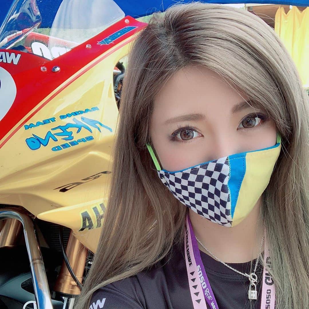 のインスタグラム：「レーシングチームのマスクが可愛すぎて😍  #オートポリス #派手髪 #レースクイーン #ピットクルー #mfj #motogp #サーキット #オリジナルマスク #おしゃれマスク #ファッションマスク #手作りマスク #全日本ロード選手権 #バイクレース #akenospeed #tokyo #japanesegirl #yamaha」