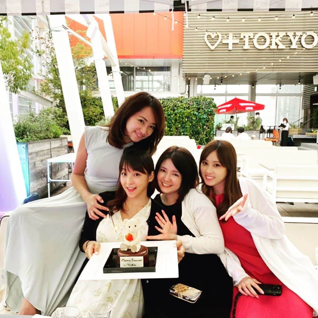 のインスタグラム：「Another year, so much more happiness❤️ 無事にまたひとつ大人になりました💓 この前は11年以上もの付き合いになるみんなが素敵な場所でお祝いしてくれました😍毎年こうやってお祝いしてもらえるのには感謝しかないです。おしゃれなお店で外でのバーベキューは幸せでしかなかったしケーキも美味しかった🤤 チビくんが正装して花束渡してくれたのもきゅんきゅん❤️ お誕生日お祝いメッセージくれたみーなさんありがとうーっ🎉㊗️🕊🙏 #birthday #friends #party #bbq」