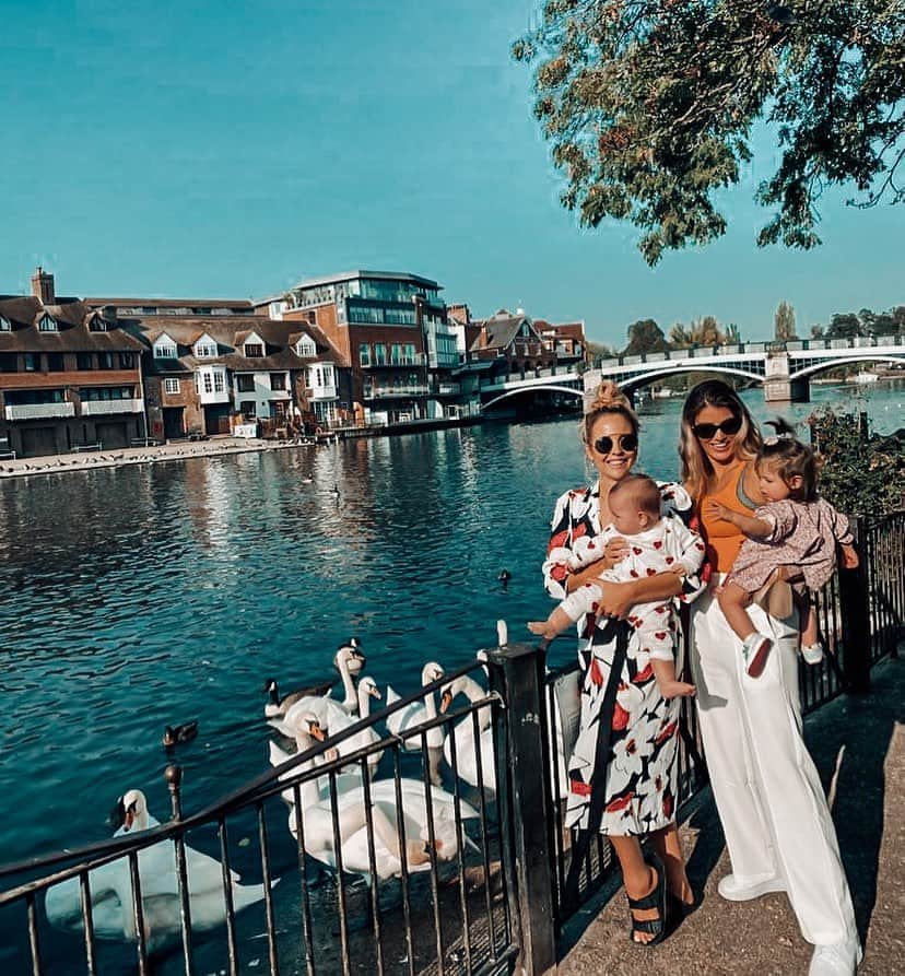 エイミー・ウィラートンのインスタグラム：「A beautiful girlie day out with the Bright girls ❤️ Dem was so fascinated by the fact Loretta is the first baby she’s met that talks more than her 😂😂😂Your baby girl is such a character @lydiabright ... a true Bright , well done boss mama ! ✨☀️」