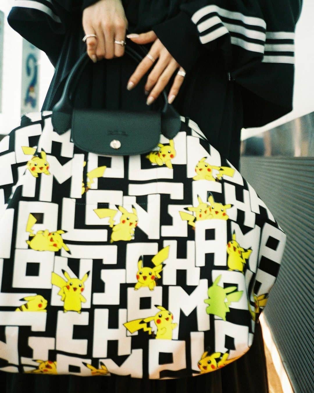 永井亜子さんのインスタグラム写真 - (永井亜子Instagram)「ロンシャンとポケモンのコラボのバッグ ピカチュウがたくさん散りばめられたデザインでポケモン好きにはたまらないアイテム！ サイズがかなり大きめなので一泊できそう。バッグをメインにシンプルな服装に合わせたいですね〜😊  #LONGCHAMPxPOKEMON #ロンシャン #pr」9月23日 19時59分 - ako_nagai