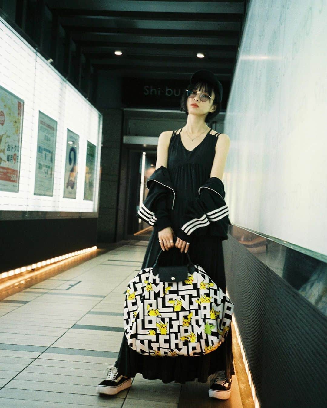 永井亜子のインスタグラム：「ロンシャンとポケモンのコラボのバッグ ピカチュウがたくさん散りばめられたデザインでポケモン好きにはたまらないアイテム！ サイズがかなり大きめなので一泊できそう。バッグをメインにシンプルな服装に合わせたいですね〜😊  #LONGCHAMPxPOKEMON #ロンシャン #pr」