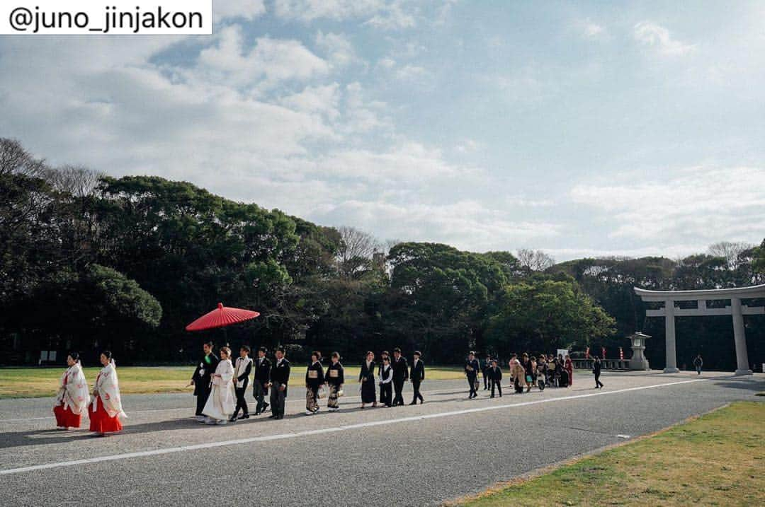 orb_weddingさんのインスタグラム写真 - (orb_weddingInstagram)「＼いよいよ今週末です／ . 参進の儀 気持ちを厳粛に整えながら、一歩一歩を踏みしめて、本殿へと向かいます。 広い境内で、真っ直ぐに本殿へと歩める護国神社は、参進の儀に憧れがある花嫁様には特にお勧めの神社です。 .  . JUNO神社婚×福岡縣護国神社 ✨年に一度のBIGフェア✨ 模擬挙式参列体験＆神社挙式相談会 . 9月27日（日） 12時-受付 12時30分-模擬挙式 13時-神社婚プランナー相談会.和装試着会 . 🕊フェア内容 ◻︎模擬挙式参列 ◻︎神社婚プランナーによる相談会 ◻︎会食会相談会 ◻︎和装試着 ✨フェア特典 ◻︎和装小物レンタル3万円プレゼント ◻︎フォトウェディング・会食会ご検討のお客様へ特別プランご提案 . まだ何もお決まりでない方も、ご参加いただけます。 神社挙式に興味がある皆様に、模擬挙式にご参列いただき、神社婚プランナーの相談会や和装試着体験で、神社挙式のあたたかさ、素晴らしさをお伝えできればと思い、企画いたしました。 ぜひ、ご参加くださいませ。 ※ 新型コロナ感染症予防対策のため、参加人数に制限を設けております。 お早めの御予約をおすすめいたします。  △ご予約方法△﻿﻿ @juno_jinjakon ホーム画面のURL﻿﻿ よりお待ちしております。﻿﻿ *﻿﻿ -----------------------------------------﻿﻿ 【JUNO（ジュノ）】では福岡・熊本で#神社婚  をプロデュースしています。﻿ ﻿ *﻿﻿ *﻿﻿ ☏0120-791-259﻿﻿ 天神本店・熊本店にて受付中﻿﻿ *﻿﻿ *﻿﻿ *﻿﻿ #家族婚#少人数結婚式#神社挙式 #福岡結婚式#福岡神前式#福岡神社 #福岡花嫁#熊本花嫁 #和婚#神前式  #白無垢 #和装フォト#福岡フォトウェディング #japanesewedding #福岡プレ花嫁 #プレ花嫁 #大人花嫁#和装ヘアメイク#結婚式レポ#洋髪#ウェディングフォト#和装前撮り#参進の儀#花嫁行列」9月23日 19時54分 - dresses_bridal_counter