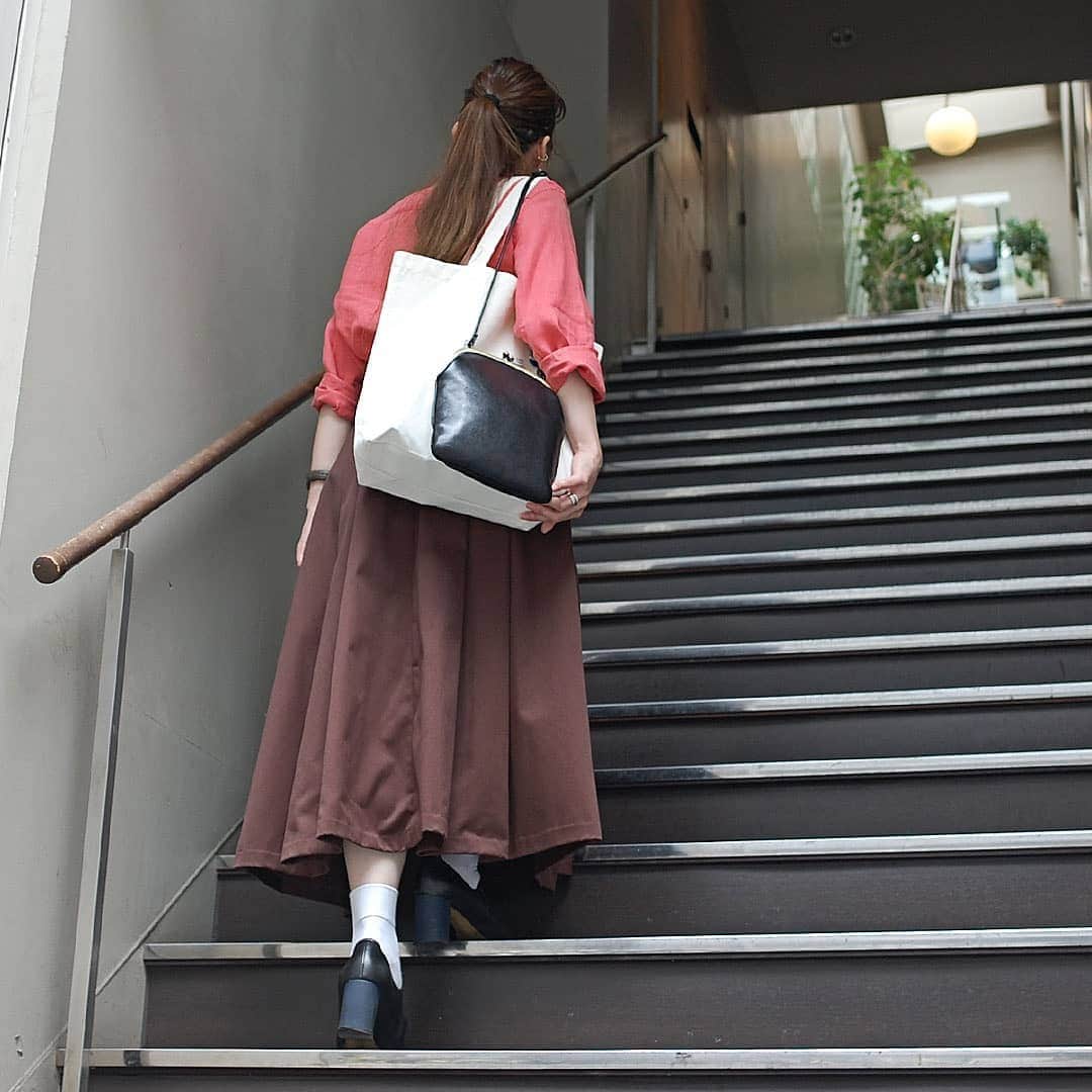CLEDRAN_JAPANさんのインスタグラム写真 - (CLEDRAN_JAPANInstagram)「荷物量で諦めない。スタッフの小さい鞄活用術   RAPI SLIM POCHETTE #cledranスタッフ愛用品 「小さいバッグは見た目からして可愛くて見つけた時には心弾むけれど、ちゃんと荷物が収まるかなぁ……と躊躇してしまいがちですよね。そんな方にオススメしたいのが、エコトートとの組み合わせ。ミニバッグに慣れてくれば荷物量は少なくなるけれど、結局寝かせてしまう期間が出てくるのは何だか勿体ない。エコトートとセット使いすれば可愛い鞄を眠らせてしまうことなく、活躍の場は今すぐどんどん広がります。 特にこのがま口ポーチはエコトートと合わせた姿がとても可愛いんです！ 例えばこれはジュエリーのレッスン日。部品やエプロン、工具等定番の持ち物が多いのでレッスンの荷物はエコトートにガサッと入れています。貴重品や携行品はがま口ポーチで携帯。移動や休憩の時にはポーチからパカッと出し入れするだけでスムーズ。 可愛くて快適なセット使い生活、オススメです。」   ---------------------------   ＼ケアクリームプレゼントフェア開催中！／ CLEDRAN online store @cledran_japanプロフィールページ URL>LADIES>ONLINE STORE   ＼来て見て触って確かめられる／ CLEDRAN shop list 大阪本店 @cledran_osaka 東京店 @cledran_tokyo 名古屋ラシック店 @cledran_lachic   *各実店舗、オンラインストアで在庫状況は異なります。気になる商品はお店に足を運ぶ前に電話で確認するのがオススメ。商品によってはお取り寄せやお取り置きも承っています。 *実店舗の情報は、ぜひ都合の良い店舗のアカウントをフォローしてください。入荷やセール、キャンペーン等オススメ商品の情報を細やかに配信しています。  ---------------------------   #cledran #クレドラン #Cledran_japan #日本製 #madeinjapan #nylon #ナイロン  #コーデュラナイロン #bag #バッグ #鞄 #ミニバッグ #がま口 #がま口ポーチ  #がま口バッグ #鞄の中身 #カバンの中身 #かばんの中身 #持ち物」9月23日 19時56分 - cledran_japan