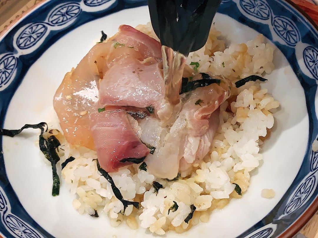 唯一無二の絶品グルメさんのインスタグラム写真 - (唯一無二の絶品グルメInstagram)「【魚と酒つりや】﻿ @東京：小川町駅から徒歩5分﻿ ﻿ ランチ時にキトキトの魚をふんだんに乗せた海鮮漬け丼を食べられるお店！﻿ KANDA SQUAREさんの招待で行かせもらいました！﻿ ﻿ 富山産コシヒカリのふっくらとした仕上がりと、海の幸のプリプリ食感のコンビネーションは抜群！﻿途中から出汁をかけて海鮮茶漬けで堪能することもできます！﻿ ﻿ しかも海鮮漬け丼定食を頼むと一緒に土鍋漁師汁が付いてくるのでボリューム抜群！﻿かなりのボリュームなのでランチの時間帯からガッツリ食べたい人に超オススメです！﻿ ﻿ 夜は氷見の魚を使った刺し盛なども提供されています！（画像6枚目）﻿ ﻿ ちなみに店頭で持ち帰り用の商品も販売されていて「かき燻製オイル漬け」がめちゃくちゃ旨いので牡蠣も燻製も両方好きな人には是非食べてほしい逸品です！﻿ ﻿ #pr #神田グルメ #KANDASQUARE #神田スクエア」9月23日 20時07分 - muni_gurume_japan