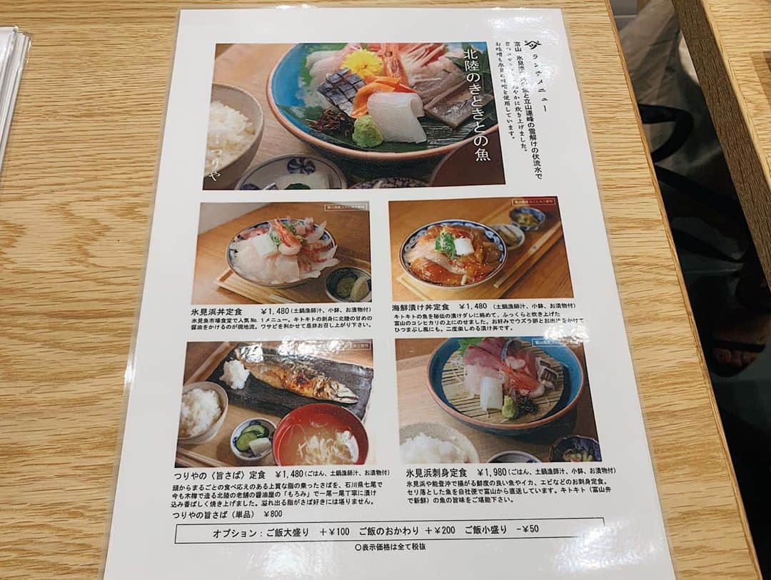 唯一無二の絶品グルメさんのインスタグラム写真 - (唯一無二の絶品グルメInstagram)「【魚と酒つりや】﻿ @東京：小川町駅から徒歩5分﻿ ﻿ ランチ時にキトキトの魚をふんだんに乗せた海鮮漬け丼を食べられるお店！﻿ KANDA SQUAREさんの招待で行かせもらいました！﻿ ﻿ 富山産コシヒカリのふっくらとした仕上がりと、海の幸のプリプリ食感のコンビネーションは抜群！﻿途中から出汁をかけて海鮮茶漬けで堪能することもできます！﻿ ﻿ しかも海鮮漬け丼定食を頼むと一緒に土鍋漁師汁が付いてくるのでボリューム抜群！﻿かなりのボリュームなのでランチの時間帯からガッツリ食べたい人に超オススメです！﻿ ﻿ 夜は氷見の魚を使った刺し盛なども提供されています！（画像6枚目）﻿ ﻿ ちなみに店頭で持ち帰り用の商品も販売されていて「かき燻製オイル漬け」がめちゃくちゃ旨いので牡蠣も燻製も両方好きな人には是非食べてほしい逸品です！﻿ ﻿ #pr #神田グルメ #KANDASQUARE #神田スクエア」9月23日 20時07分 - muni_gurume_japan