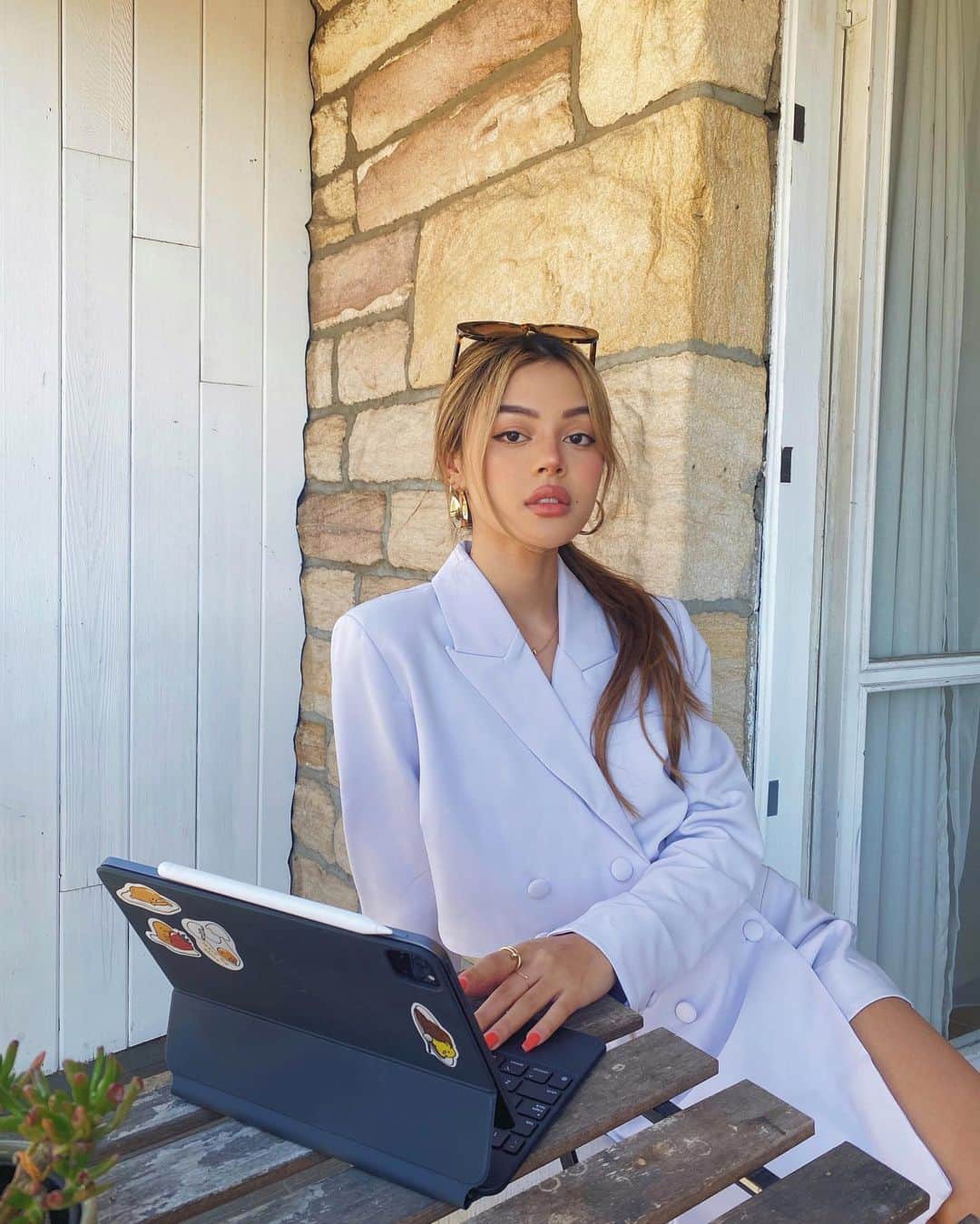 リリーマイマックのインスタグラム：「Career growth is constant. Always aim higher😤 My first job was a cashier for KFC... & I’m not ashamed of it! 😂 What was your first job?   @revolve @songofstyle #RevolveU」