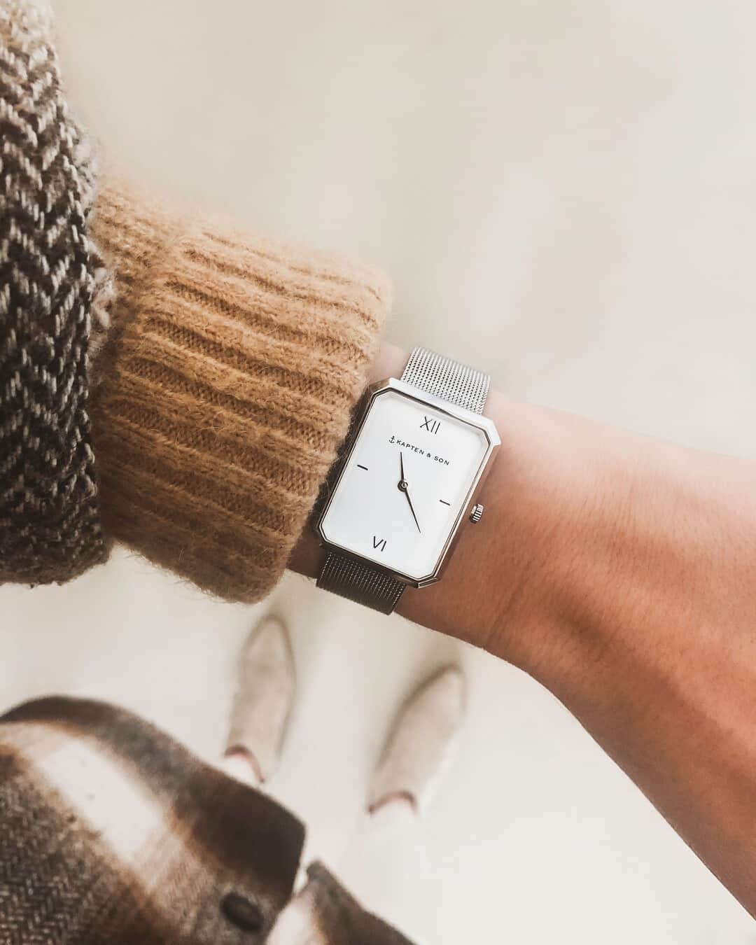 Kapten & Sonさんのインスタグラム写真 - (Kapten & SonInstagram)「'Time for ... ' ✨ Coffee? Break? Food? A new watch? ...⁠ The watch is our beautiful Grace Silver "Mesh". 😍 #bekapten #kaptenandson⁠ .⁠ .⁠ .⁠ #fashion #fashionlover #jewelry #style #inspiration #topdown #outfit #ootd #explore #fall #autumn #cologne⁠」9月23日 20時01分 - kaptenandson