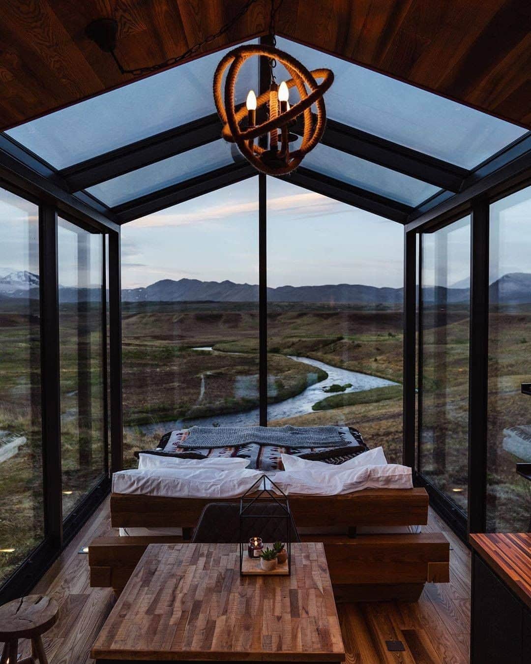 Discover Earthさんのインスタグラム写真 - (Discover EarthInstagram)「Who would like to spend the night there? "Cozy night at the cabin 🏠" #discovericeland🇮🇸 with @jonfromiceland  #panorama #beautifulhotel #lodge」9月23日 20時01分 - discoverearth