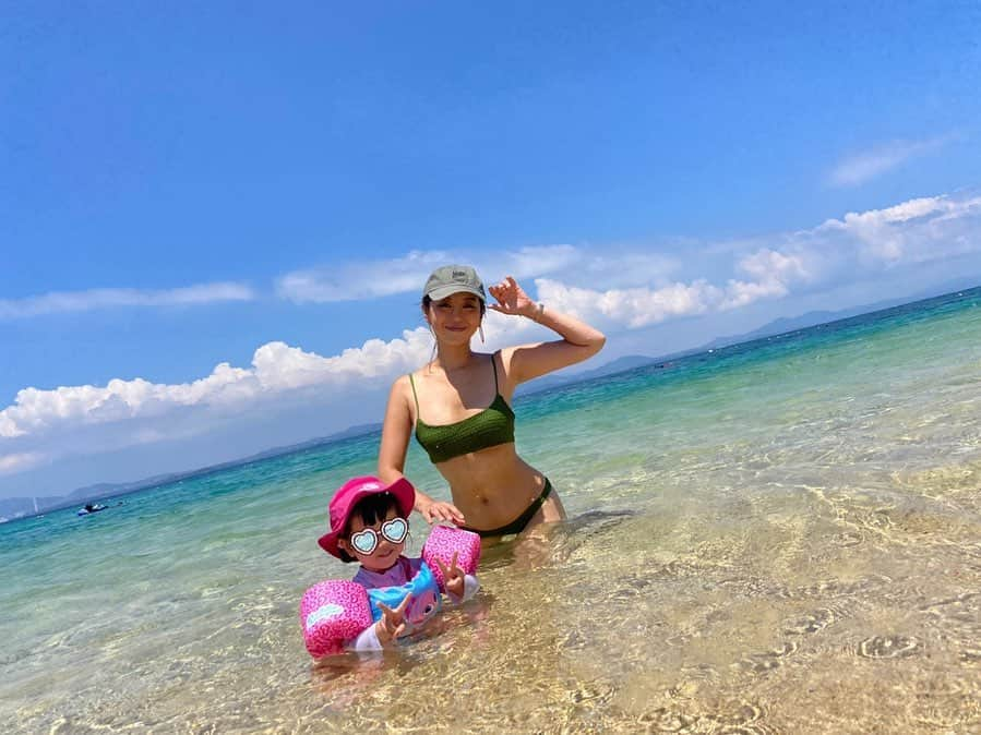 PINKYさんのインスタグラム写真 - (PINKYInstagram)「Beautiful Blue Beach🌊💙  振り返り沖縄旅行記✈️🌺 　 もの凄く綺麗で青いビーチに感動した日🏖✨ (実際は写真よりもっともっと綺麗！😍)  主人とお兄ちゃんはシュノーケリング🤿🐠 私と娘は浅瀬でチャプチャプ👧🏻☀️と、満喫しました💖 　 滞在中、ほとんど快晴で お天気に恵まれて本当に有り難かったなぁ😊🙏🌈✨ 　 ・・・ #love #happy #family #mamalife #familytrip #summervacation #夏休み #沖縄 #伊計島 #家族旅行 #窪塚家の夏休み」9月23日 20時01分 - shanti_pinky_shanti