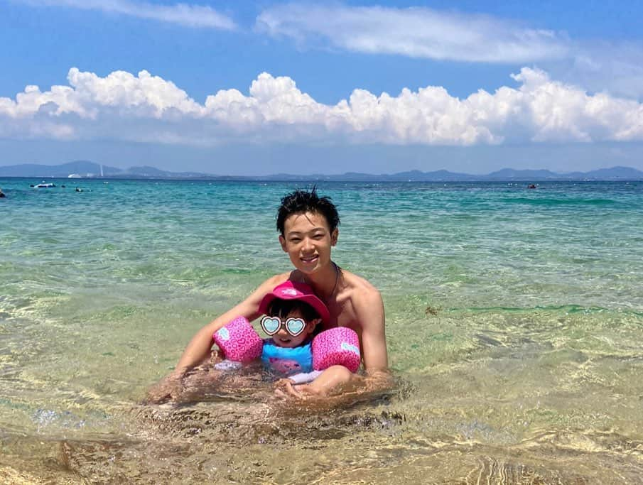 PINKYさんのインスタグラム写真 - (PINKYInstagram)「Beautiful Blue Beach🌊💙  振り返り沖縄旅行記✈️🌺 　 もの凄く綺麗で青いビーチに感動した日🏖✨ (実際は写真よりもっともっと綺麗！😍)  主人とお兄ちゃんはシュノーケリング🤿🐠 私と娘は浅瀬でチャプチャプ👧🏻☀️と、満喫しました💖 　 滞在中、ほとんど快晴で お天気に恵まれて本当に有り難かったなぁ😊🙏🌈✨ 　 ・・・ #love #happy #family #mamalife #familytrip #summervacation #夏休み #沖縄 #伊計島 #家族旅行 #窪塚家の夏休み」9月23日 20時01分 - shanti_pinky_shanti