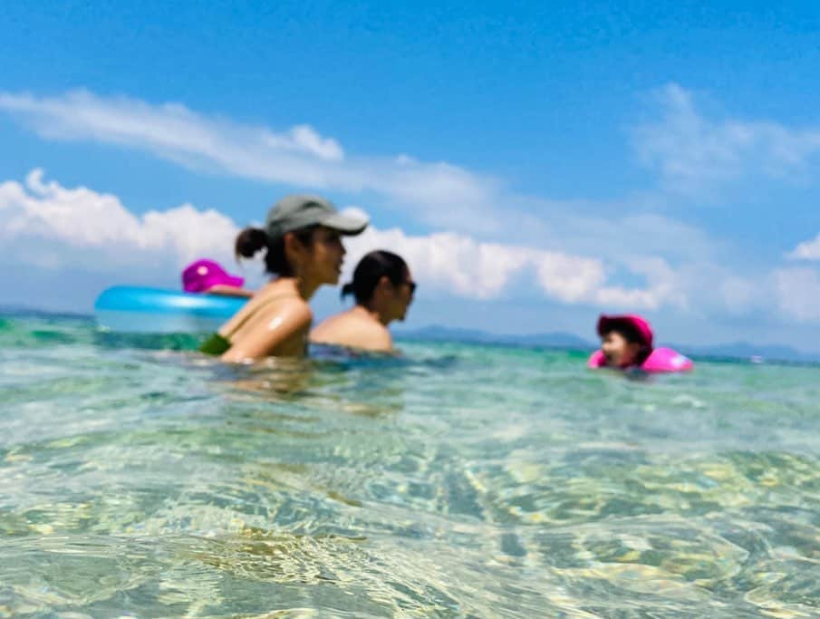 PINKYさんのインスタグラム写真 - (PINKYInstagram)「Beautiful Blue Beach🌊💙  振り返り沖縄旅行記✈️🌺 　 もの凄く綺麗で青いビーチに感動した日🏖✨ (実際は写真よりもっともっと綺麗！😍)  主人とお兄ちゃんはシュノーケリング🤿🐠 私と娘は浅瀬でチャプチャプ👧🏻☀️と、満喫しました💖 　 滞在中、ほとんど快晴で お天気に恵まれて本当に有り難かったなぁ😊🙏🌈✨ 　 ・・・ #love #happy #family #mamalife #familytrip #summervacation #夏休み #沖縄 #伊計島 #家族旅行 #窪塚家の夏休み」9月23日 20時01分 - shanti_pinky_shanti