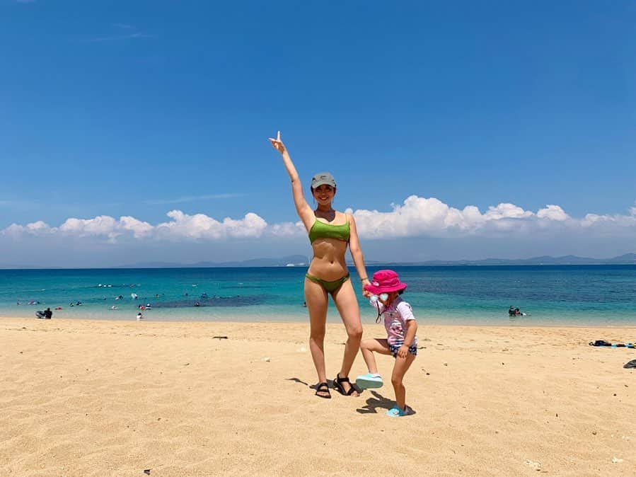 PINKYのインスタグラム：「Beautiful Blue Beach🌊💙  振り返り沖縄旅行記✈️🌺 　 もの凄く綺麗で青いビーチに感動した日🏖✨ (実際は写真よりもっともっと綺麗！😍)  主人とお兄ちゃんはシュノーケリング🤿🐠 私と娘は浅瀬でチャプチャプ👧🏻☀️と、満喫しました💖 　 滞在中、ほとんど快晴で お天気に恵まれて本当に有り難かったなぁ😊🙏🌈✨ 　 ・・・ #love #happy #family #mamalife #familytrip #summervacation #夏休み #沖縄 #伊計島 #家族旅行 #窪塚家の夏休み」