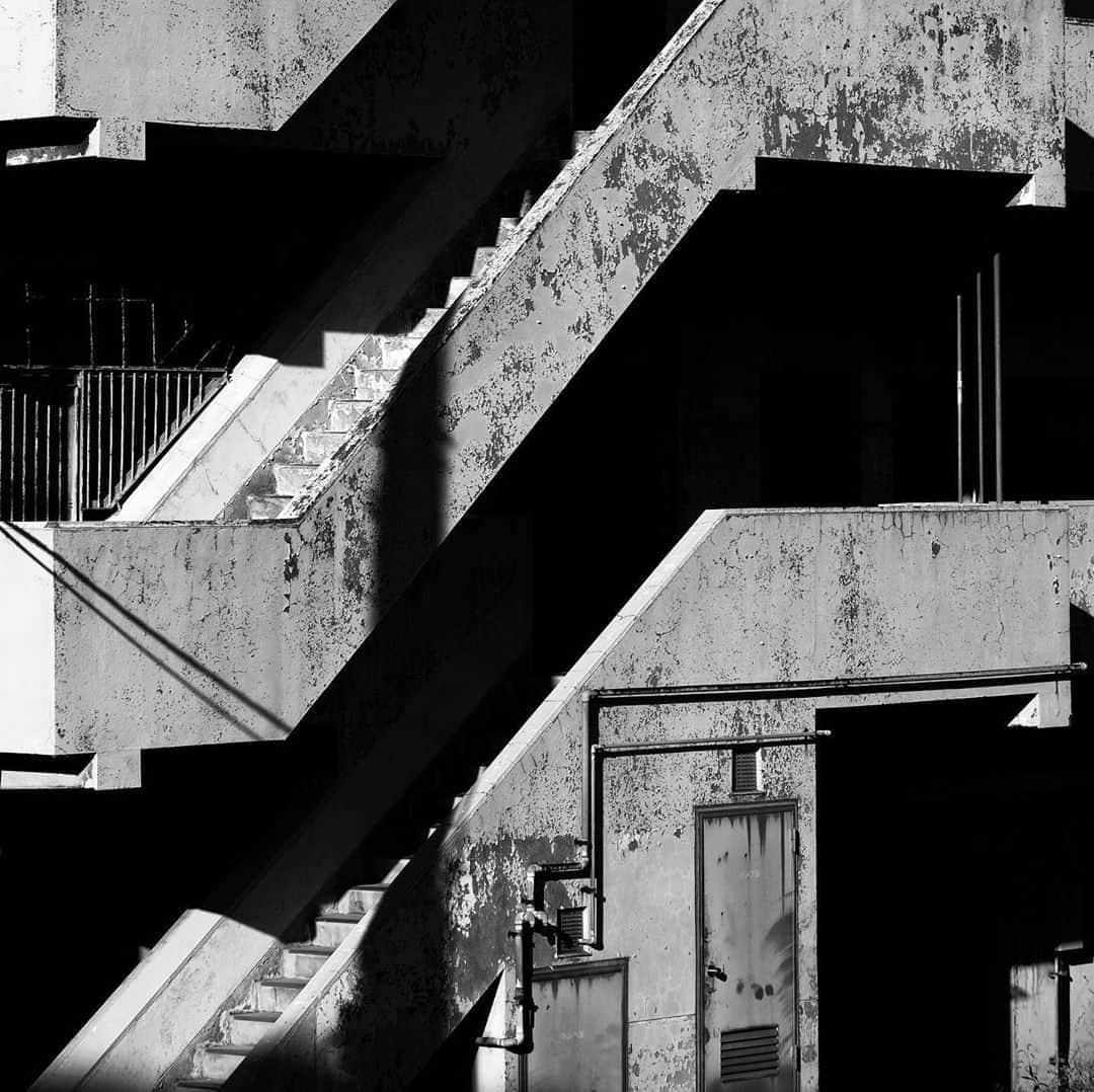 naotakeのインスタグラム：「階段 - Stairs / X-T2 & Snapseed, 20200924 . . 今度の台風は被害なく通り過ぎますように。 . . #spicollective #royalsnappingartists #infamous_family #rsa_main #infinity_photo_cult #2_fineart #jp_gallery_member #jp_gallery_bnw #trb_bnw #wp_bnw  #bnw_life #bnwlife_member #bnw_life_shots #bnw_captures #world_bnw #top_bnw #team_jp_ #team_jp_モノクロ #ig_energy_bw #ig_nihon #streetphotographybnw #igersjp #blackandwhite #bnw #bnwphoto #monochrome #bw #bnwphotography #今日もx日和 #fujifilm_xseries」