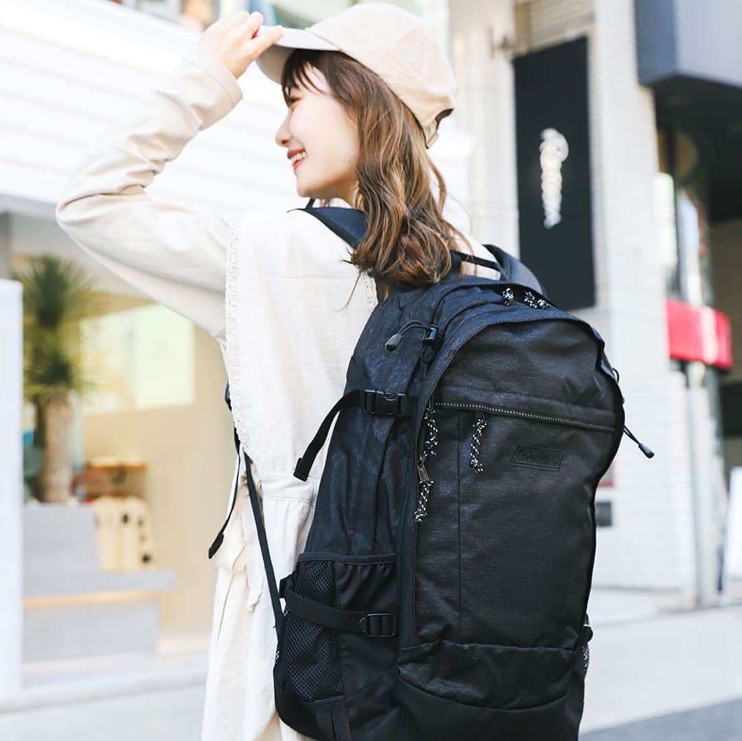 Coleman Japanのインスタグラム：「＼毎日ヘビロテできる対応力🎒／  デイリー使いから旅行まで幅広いシーンで使える、大容量の「ウォーカー33 （ブラックヘザー）」。 ・ 風合いのある生地を使った新色「ブラックヘザー」は、ロゴも黒で、“ブラック × ブラック”がさりげなくオシャレ😉  ・ ・ ・ MODEL： #まる さん / @marumaru1530 ・ @merweb_official #merweb #mer ・ #灯そうColeman #灯そうコールマン #灯そう #Coleman #コールマン #Backpack #バックパック #Rucksack #リュックサック #リュック #Daypack #デイパック #リュック女子 #WALKERシリーズ #walker33 #ウォーカー #ウォーカー33」