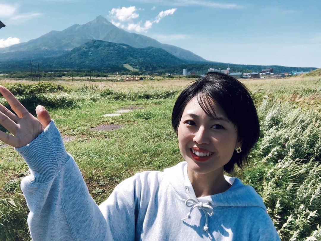 中西華菜さんのインスタグラム写真 - (中西華菜Instagram)「* こんばんは!!  北海道利尻島編お待たせしました😆  利尻島は中心に利尻富士があって その周りをぐるっと1周できる ほぼ円形の島で観光スポットに立ち寄りながら 1日で周りきれます🚗 そして見渡す限り緑!緑!!の大自然🌳✨  最初に行ったのは #富士野園地 !! 360℃見渡す限り草原が広がっていて ハイジの世界に入り込んだみたい🏔 東京では絶対に感じられない 大地がどこまでも続いてる感覚を味わえちゃいます😆  ※とりあえず風が強かったので 写真全部髪の毛飛んでます😂 _ #北海道 #かなたび #北のカナリヤたちロケ地 #かなtriplog #タビジョ #利尻島 #稚内 #最北端 #descendant #モデル #model #パラレルワーカー #ca #キャリアアドバイザー #就活支援 #就職活動 #転職支援 #就職支援 #中西華菜 #kananakanishi #ファッション #美容 #ショートヘア #ショート女子 #ゴルフ女子 #sagojar」9月23日 20時06分 - kananakanishi