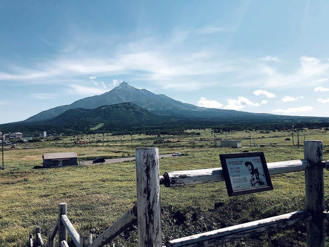 中西華菜さんのインスタグラム写真 - (中西華菜Instagram)「* こんばんは!!  北海道利尻島編お待たせしました😆  利尻島は中心に利尻富士があって その周りをぐるっと1周できる ほぼ円形の島で観光スポットに立ち寄りながら 1日で周りきれます🚗 そして見渡す限り緑!緑!!の大自然🌳✨  最初に行ったのは #富士野園地 !! 360℃見渡す限り草原が広がっていて ハイジの世界に入り込んだみたい🏔 東京では絶対に感じられない 大地がどこまでも続いてる感覚を味わえちゃいます😆  ※とりあえず風が強かったので 写真全部髪の毛飛んでます😂 _ #北海道 #かなたび #北のカナリヤたちロケ地 #かなtriplog #タビジョ #利尻島 #稚内 #最北端 #descendant #モデル #model #パラレルワーカー #ca #キャリアアドバイザー #就活支援 #就職活動 #転職支援 #就職支援 #中西華菜 #kananakanishi #ファッション #美容 #ショートヘア #ショート女子 #ゴルフ女子 #sagojar」9月23日 20時06分 - kananakanishi