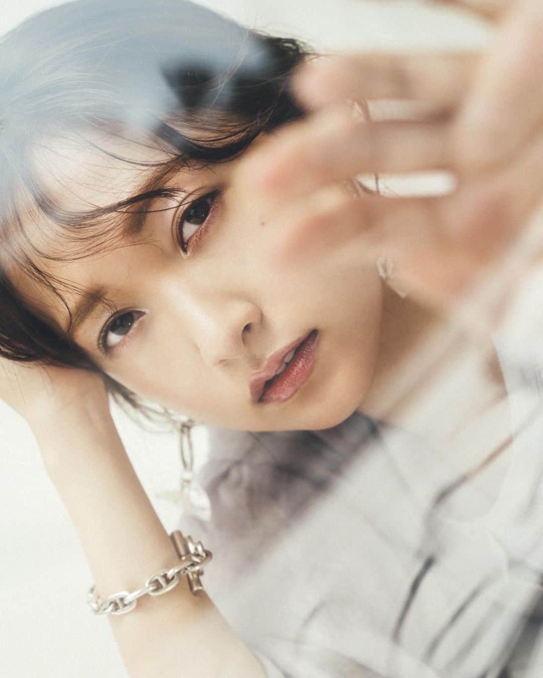 のインスタグラム：「LuLuLunの記事見て頂けましたか？♡﻿ 透明感の作り方など話してます！﻿ ﻿ ﻿ ﻿ ここ最近のわたしはヴァイオレット・エヴァーガーデンにハマって一気見しました！﻿ ﻿ ヴァイオレットちゃんみたいな役やってみたい﻿ ﻿ 映画も観たいなぁ〜﻿ ﻿ ﻿ ﻿ 今日はお家でゴロゴロしてた🕊﻿ ﻿ ﻿」