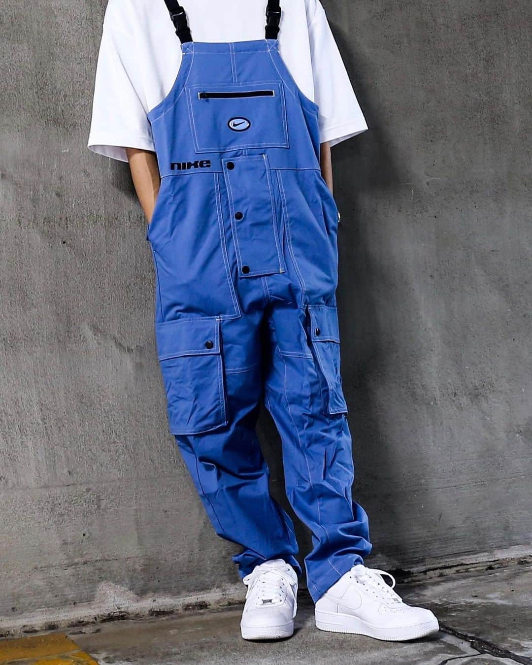 アトモスさんのインスタグラム写真 - (アトモスInstagram)「. NOW ON SALE NIKE AS M NSW OVERALLS NIKE NSWよりオーバーオールが登場。ホログラムを使用したスウッシュロゴやNIKEの刺繍など、90sな雰囲気を感じるデザインが特徴的。裏地にもグラフィックプリントがされており、ストラップを外したスタイルも楽しめるデザインとなっている。またチャック付きのポケットやバックポケットなど機能的にも充実した作りとなっている。 . NIKE NSW Overalls has released. The design features a 90s atmosphere, such as a swoosh logo using holograms and NIKE embroidery. The lining is also graphic printed, and the design allows you to enjoy the style with the strap removed. In addition, the pockets with chucks and back pockets are functionally fulfilling. . #nike #nikeapparel #nikensw #atmos #ナイキ #ナイキアパレル #アトモス」9月23日 20時10分 - atmos_japan