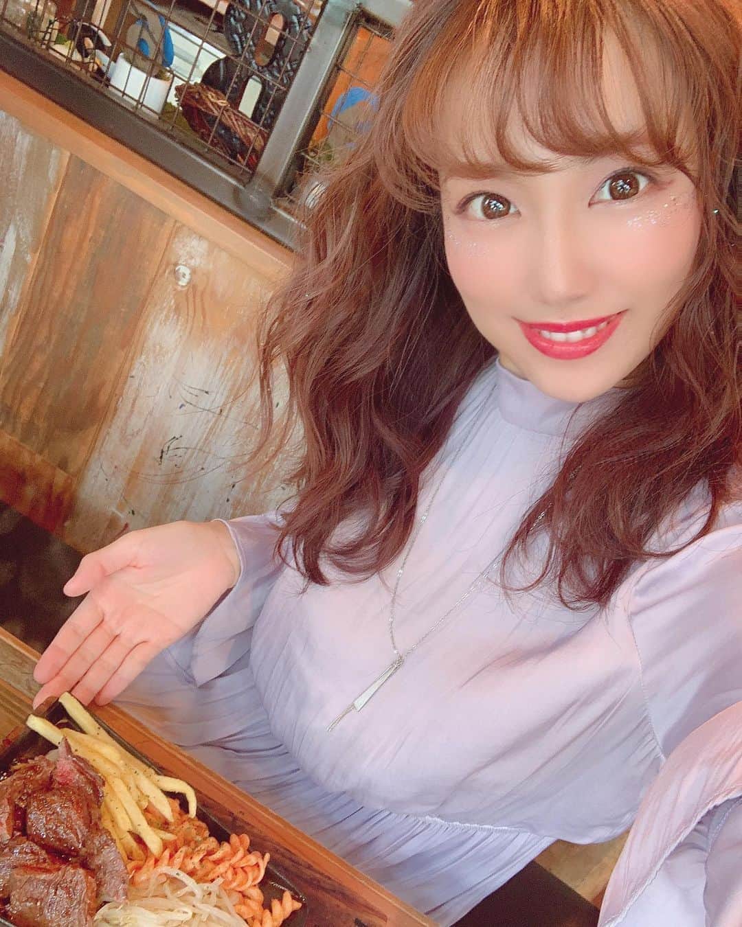 霧島聖子さんのインスタグラム写真 - (霧島聖子Instagram)「今日のヘアメイクさんがふわふわでかわいいヘアにして下さいました😊自分でも出来るようになりたいなぁん( ¯꒳¯ ) メイクもラメでキラキラだよっ✨✨ ストーリーにあげたら好評だったからこっちにも☺︎ @mariaominami さんありがとうございました💓 #撮影 #ヘアメイク #lunch #LADYMADE #ワンピース #ロシアのヤバい粉」9月23日 20時11分 - seiko_kirishima