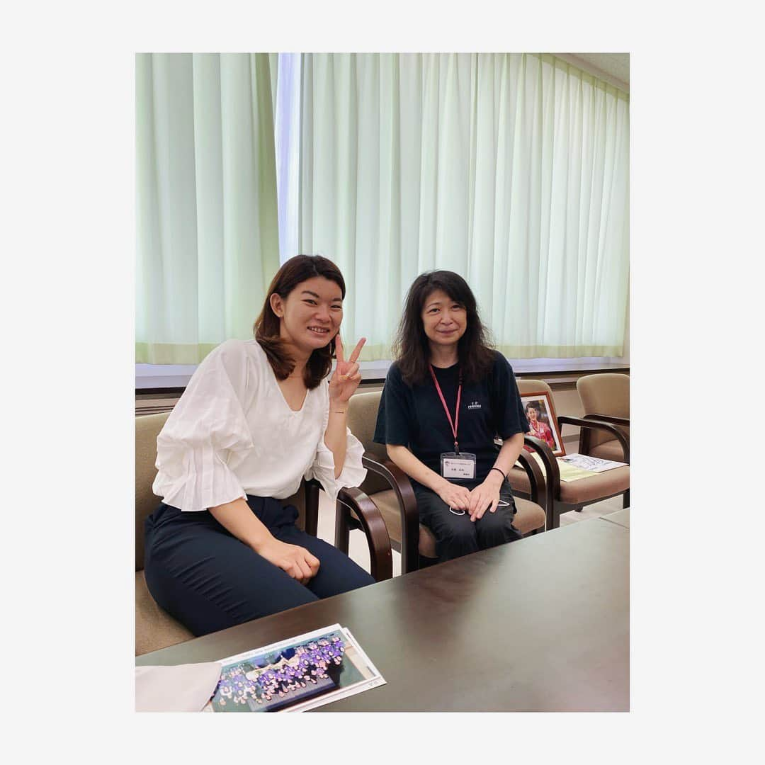 髙橋礼華さんのインスタグラム写真 - (髙橋礼華Instagram)「. . 昨日、今日とウルスラに行ってきましたー！ 昨日は久しぶりにバドミントン🏸 意外と動けたけどやっぱりキツかった😆😆✨ . . 練習には同級生と後輩もきてくれました❤️ . 今日は朝の朝礼で初のリモートでお話🗣 なかなか慣れなくて上手く話せてなかったかもだけど生徒の皆さんがなにか感じ取ってくれてたら嬉しいな💓 . . その後は市役所、県庁にも挨拶させていただき充実した2日間でした🥴🌟 . . 久しぶりに中学、高校の担任の先生にも会えてたくさん話せて楽しかったなぁ💕 . . これから仙台に行くことが増えるかもだから楽しみ🥰✨✨ . . . #ウルスラ #懐かしい #山口先生 #まりちゃん #今野 #みずえ #みずえは昨日わざわざホテルにも来てくれた #結局牛タンは送ってもらうことに #今度はバド部同級生で集まりたいな #ウルスラ大好き」9月23日 20時11分 - ayataka419