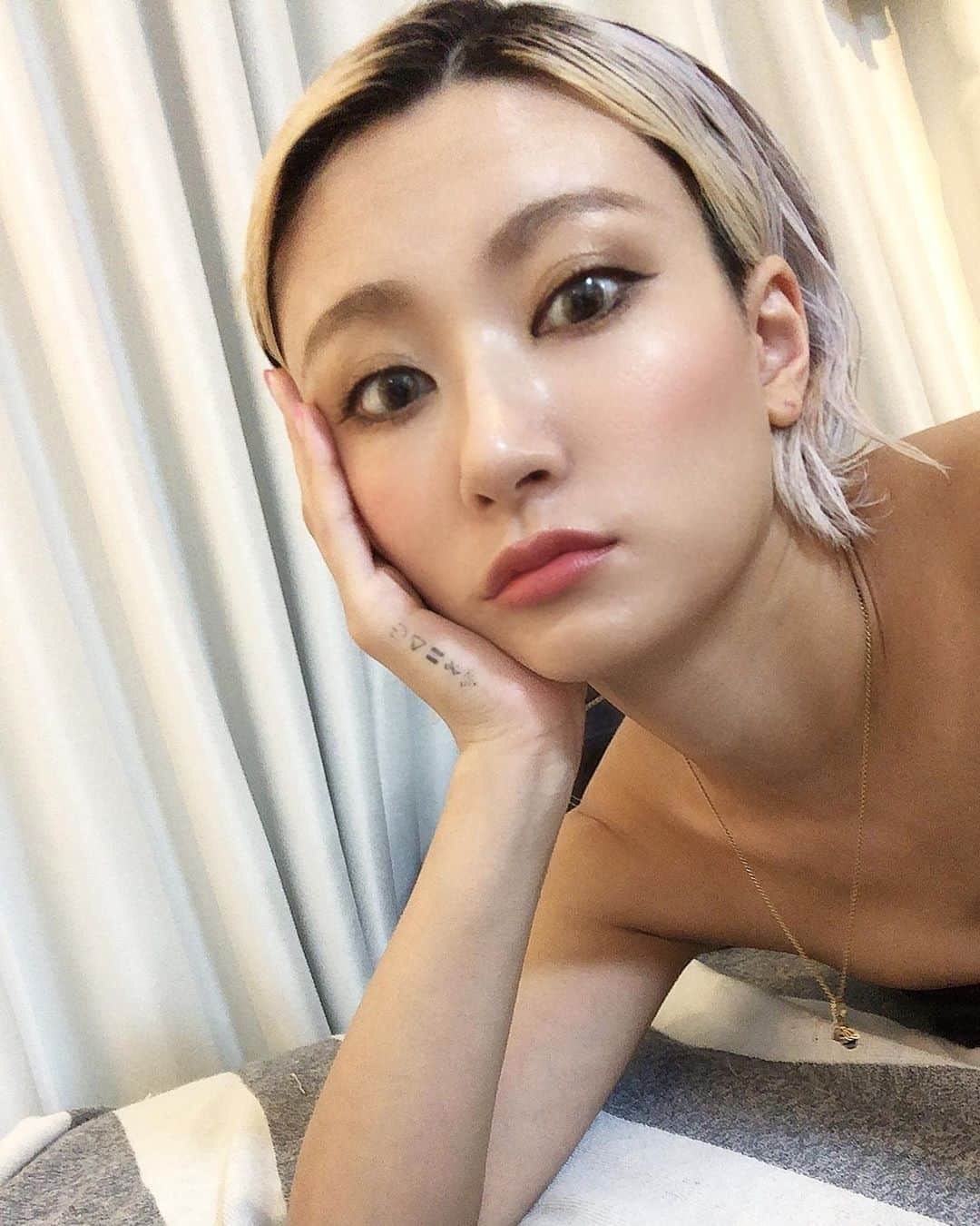 中川友里さんのインスタグラム写真 - (中川友里Instagram)「ヘアチェン💇‍♀️したい、と悩んでおります🤔🌹てゆかこの頃のペタヘア💇‍♀️が好きだな🤔🌹 ブリーチ髪は共同開発した #ナデル のヘアケアシャンプー🧴トリートメント一択です🙆‍♀️❤️ 洗い流さないタイプの @schwarzkopfpro のserumとオイル、 @moroccanoil_jp のセットスプレー使うと無敵🙆‍♀️❤️ #中川のヘア事情」9月23日 20時11分 - darayunya