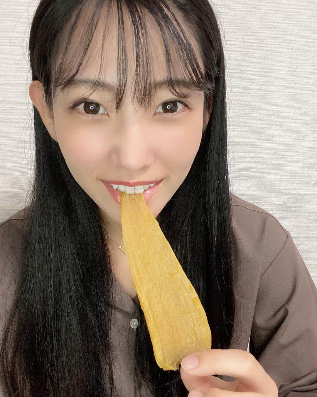 のインスタグラム：「芋娘が芋を食べてるの図。 . . . . 干し芋大好き娘w んもー美味ー💕💕 . . #野球 #野球女子 #北海道出身 #芋娘 なり　#美味しい #椿さん家の芋娘」