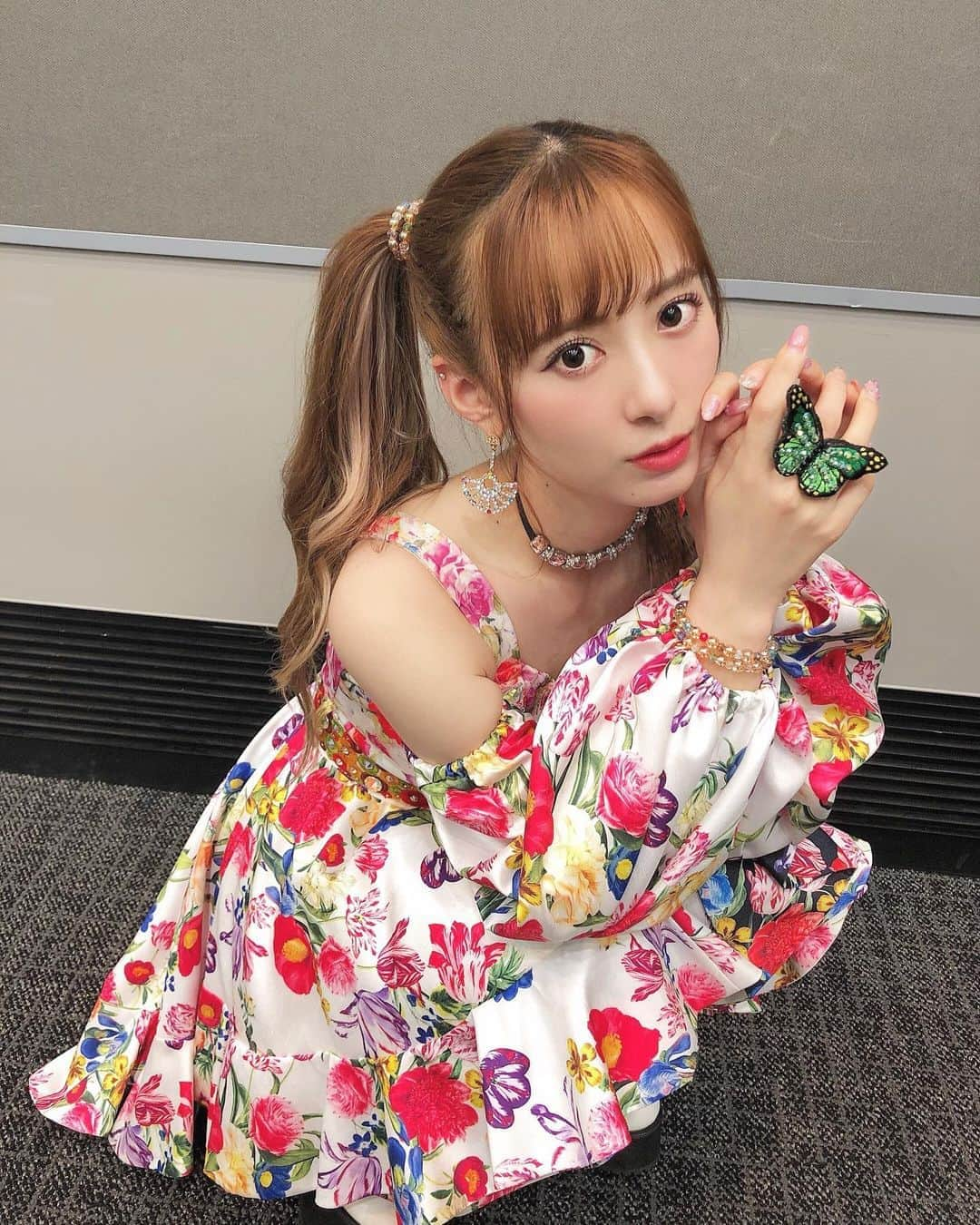 生田衣梨奈さんのインスタグラム写真 - (生田衣梨奈Instagram)「♥大好評♥﻿ ﻿ 大好評の花柄衣装♥﻿ たくさん写真を撮っておきました♥﻿ ﻿ ツインテールも含めすごい褒めてくれる方が多くて﻿ 本当に嬉しかったです♥﻿ ﻿ ピンクの衣装大好きだなー❤﻿ ﻿ そして。。。﻿ リングでメンバーカラーの黄緑の蝶々を用意してくださって﻿ 本当に嬉しかったです❤﻿ ﻿ 手作りっていうのが凄いよねー❤﻿ ﻿ 愛をすごく感じます♥️﻿ ﻿ ﻿ ﻿ #morningmusume20 #モーニング娘20﻿ #helloproject  #顔面国宝﻿ #えりぽんかわいい #アイドル﻿ 存在が #インスタ映え #かわいい﻿ #Love #beauty﻿ #followme #makeup﻿ #Instagram #instagood﻿ #메이크업 #얼스타그램﻿ #ig_Japan #팔로미﻿ #フォロー歓迎 #ootd﻿ #花柄衣装 #おすすめ﻿ #fashion  #ツインテール﻿ #いいね #写真﻿ #IDOL #골프﻿ #SELFIE #셀카」9月23日 20時14分 - erina_ikuta.official