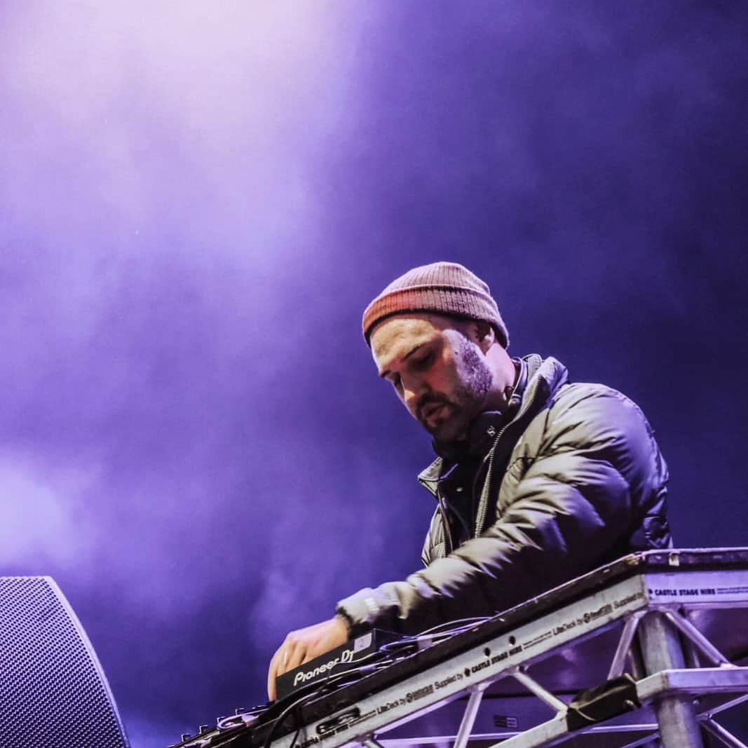フィリップ・ジョージのインスタグラム：「After last weeks set in Newcastle, it made me realise how much I miss making last minute track edits just before taking the decks.   The excitement when I bring the track up in anticipation of your reactions, and seeing the dancefloor go wild, there just isn't a more powerful feeling!  As it stands, it doesn’t look like we will be able to connect like this again in the near future, but I don’t want that to stop the music.   Keep an eye on my soundcloud for new music dropping soon. Link in the bio!   ⚫️⚪️  Credit @tynesightphoto」