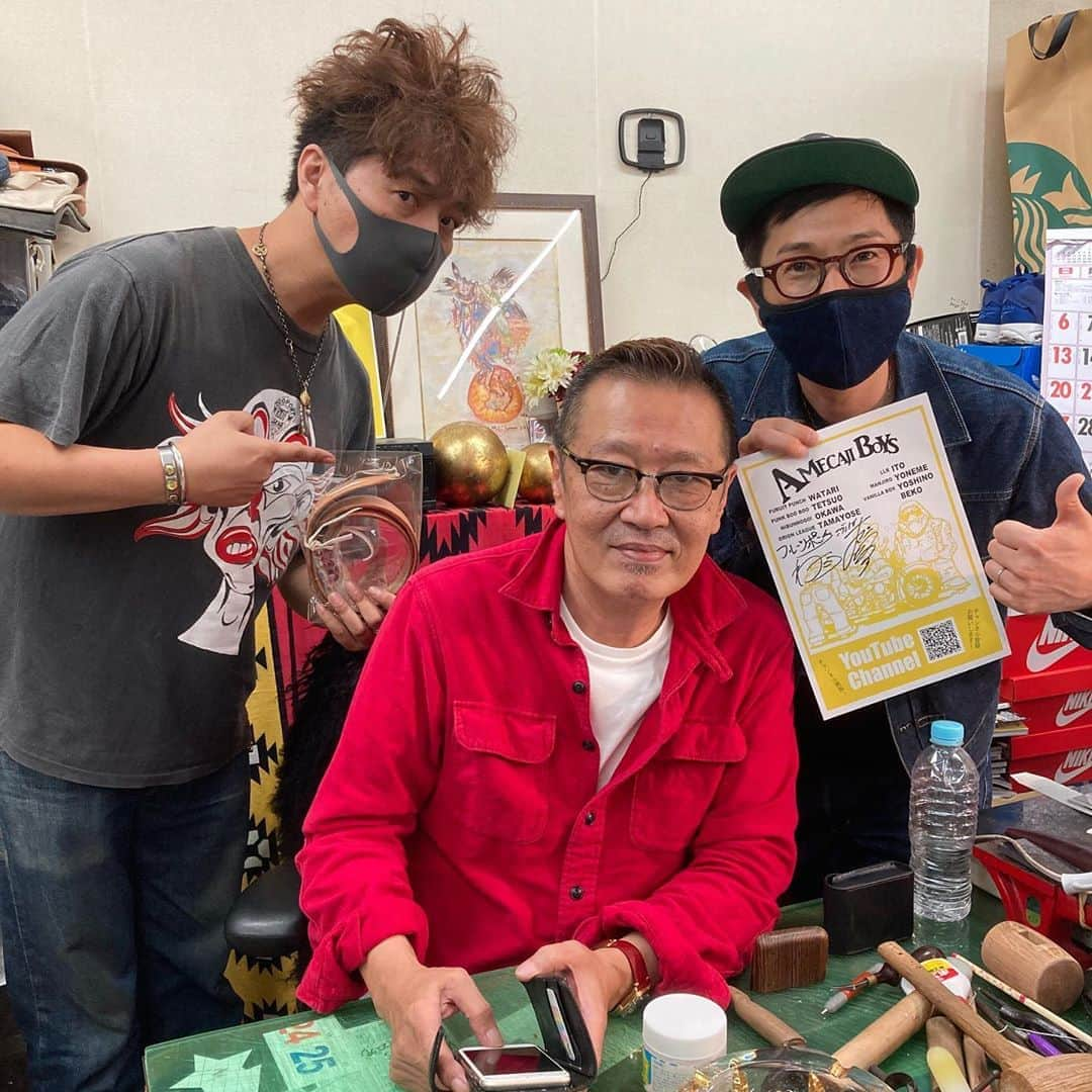 亘健太郎さんのインスタグラム写真 - (亘健太郎Instagram)「レザークラフトのレジェンド、REDMOON代表後藤惠一郎さんにレザークラフトを習いにニブンノゴ！大川さんと行ってきました‼︎惜しげもなく技術を教えていただき感謝感激感無量‼︎貴重な時間を過ごさせていただきました‼︎﻿ ﻿ #レザークラフト﻿ #redmoon﻿ #レッドムーン﻿ #アメカジボーイズ ﻿ #amecajiboys ﻿ #アメカジ ﻿ #アメカジ散策 ﻿ #byボーイズ長 ﻿ 《告知》﻿ 「アメカジボーイズyoutube生配信」 ﻿ 日付: 2020年9月26日(土)23:00〜﻿ ﻿ こちらを↓↓↓↓↓↓↓をクリック‼︎﻿ ﻿ https://youtu.be/eKIoS0S_9M0﻿ ﻿ #フルーツポンチ亘　﻿ #パンクブーブー哲夫　﻿ #ニブンノゴ大川　﻿ #オリオンリーグ玉代勢　﻿ #LLR伊藤　﻿ #まんじろう米女　﻿ #素敵じゃないか吉野　﻿ #みそホルモンべこ﻿ ﻿ 【youtube】﻿ 「アメカジボーイズ」のyoutubeチャンネルを開設しました‼︎﻿ 毎週火曜、金曜日に《アメカジボーイズ》youtubeチャンネルで動画をアップしていきます‼︎是非、チャンネル登録お願い致します‼︎﻿ ﻿ https://www.youtube.com/channel/UCcEOJTJGZZ0hEruuMpxvqsw ﻿ ﻿ 【Facebook】﻿ 「アメカジボーイズ」のFacebookページもありますので是非チェックしてみてください‼︎ ﻿ ﻿ https://www.facebook.com/amecajiboys/」9月23日 20時14分 - watarikentaro