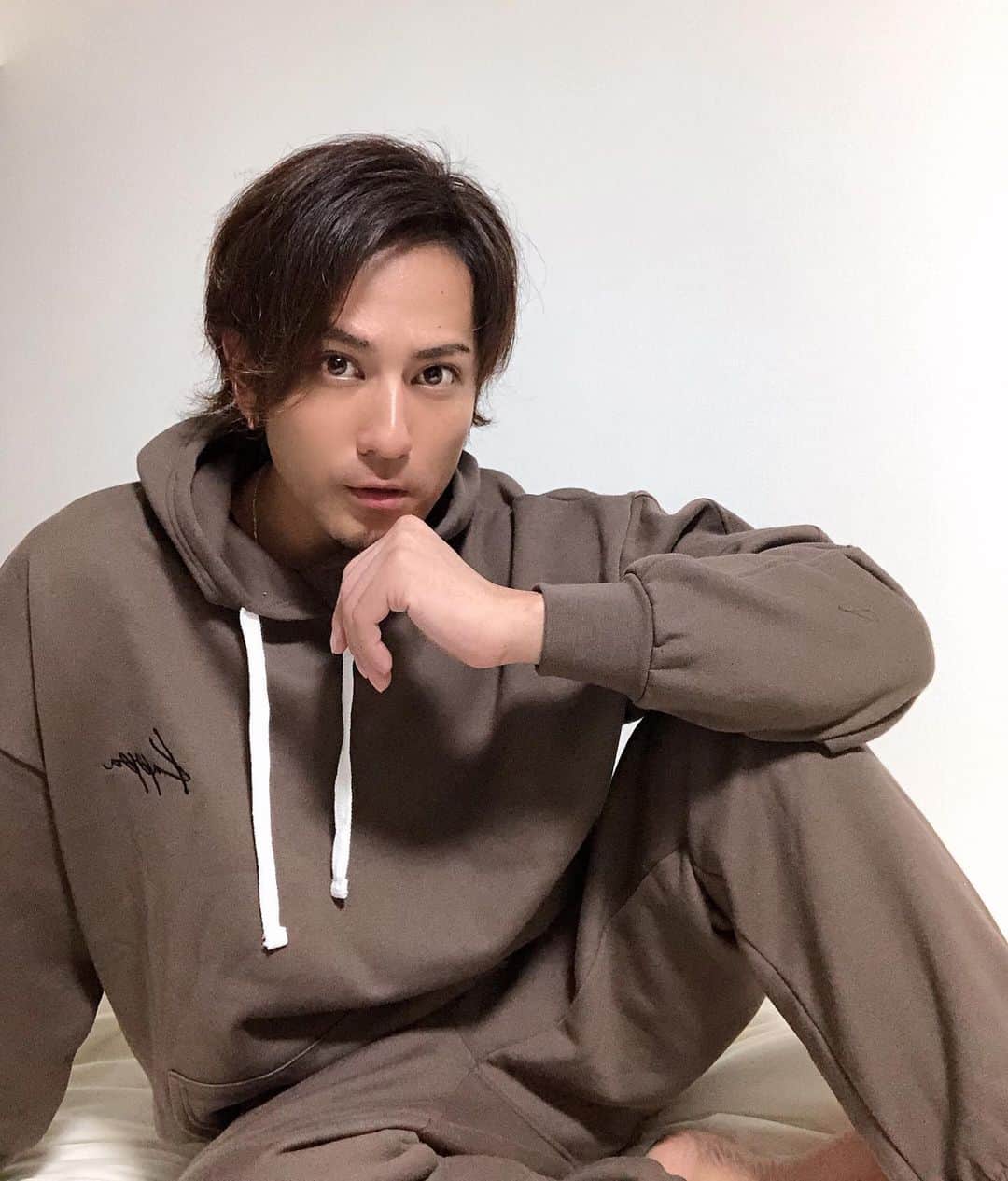 石鍋正寿のインスタグラム：「雨が降る日は、涼しくて少し肌寒いくらいですね🍂 個人的には、この気温くらいがとても過ごしやすくて好きです✨  @anchor_smith  のセットアップ👕👖 初めてブラウン買ってみた☝️ どうかなー？？ とにかく家に居る時は、オシャレで楽な格好が1番だね✨ ZOZOで購入できるので見てみてねー❗️  Kappa/カッパ 別注 裏起毛 エフォートレス ラウンジラウンジセットアップ / ロゴ刺繍 ラウンジウェア オーバーサイズパーカー/スウェットパンツ  #anchorsmith #アンカースミス #as_pr」